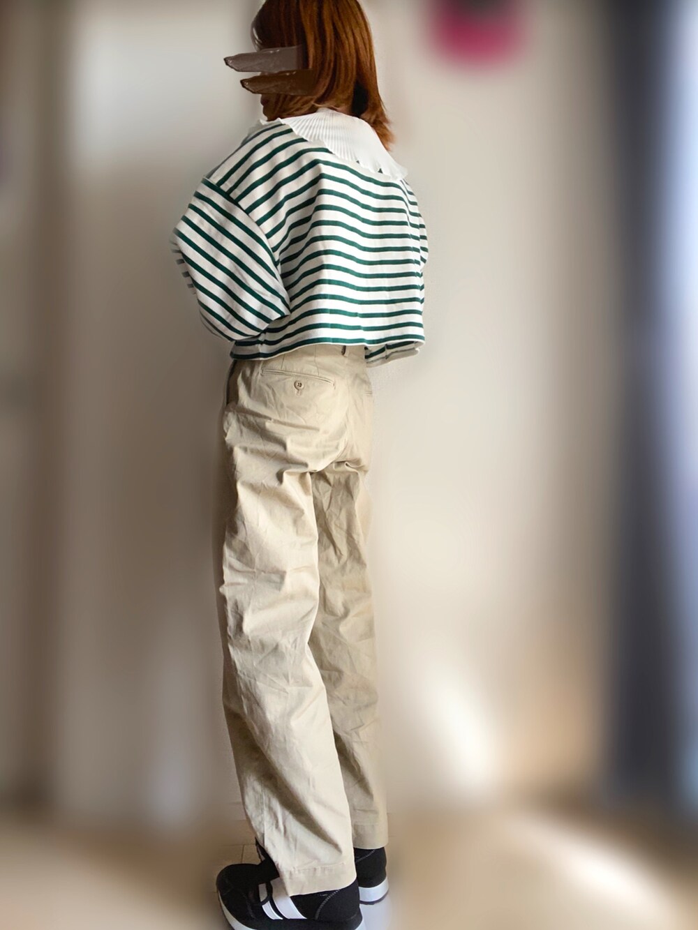 ピンク系のカーディガン/ボレロ、ベージュ系のチノパンツ、ブラック系のスニーカーを着用したレディースの春コーディネートの2枚目の写真