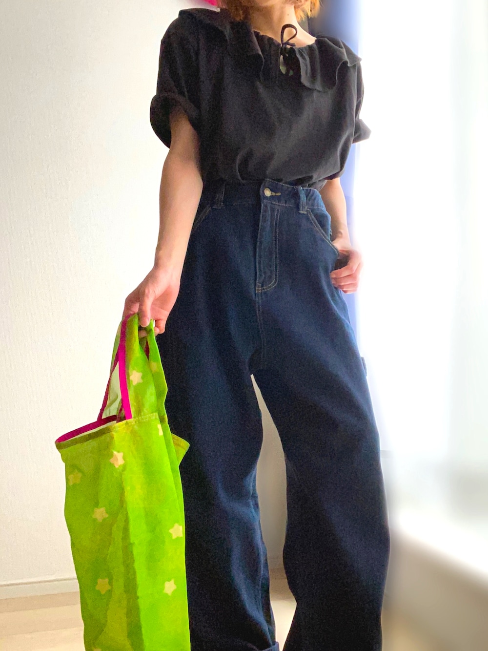 ブラック系のTシャツ/カットソー、ブルー系のデニムパンツ、グリーン系のエコバッグ/サブバッグを着用したレディースの夏コーディネートの3枚目の写真