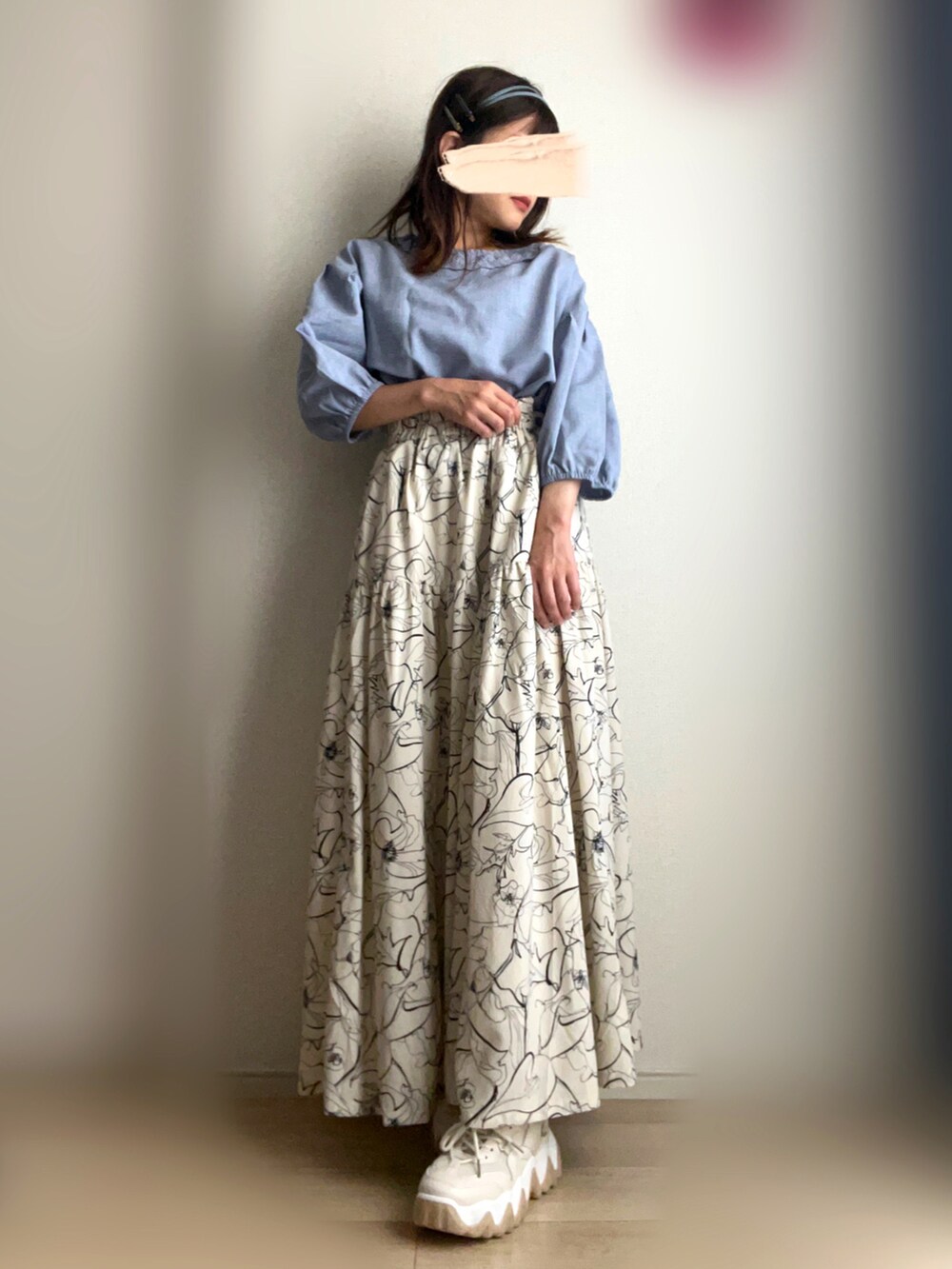 ブルー系のシャツ/ブラウス、ホワイト系のスカート、ベージュ系のスニーカーを着用したレディースの夏コーディネートの2枚目の写真