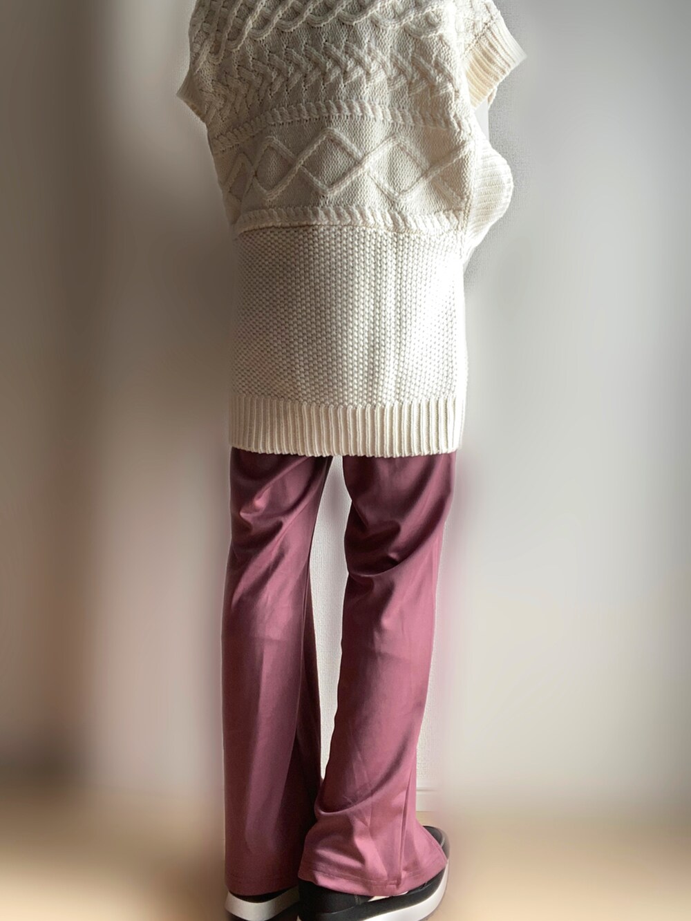 ホワイト系のベスト、ピンク系のスラックスを着用したレディースの春コーディネートの2枚目の写真