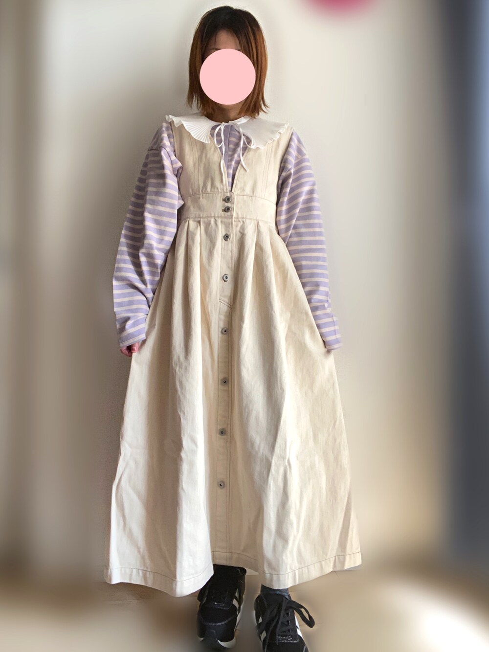 ホワイト系のジャンパースカート、ピンク系のカーディガン/ボレロを着用したレディースの春コーディネートの3枚目の写真