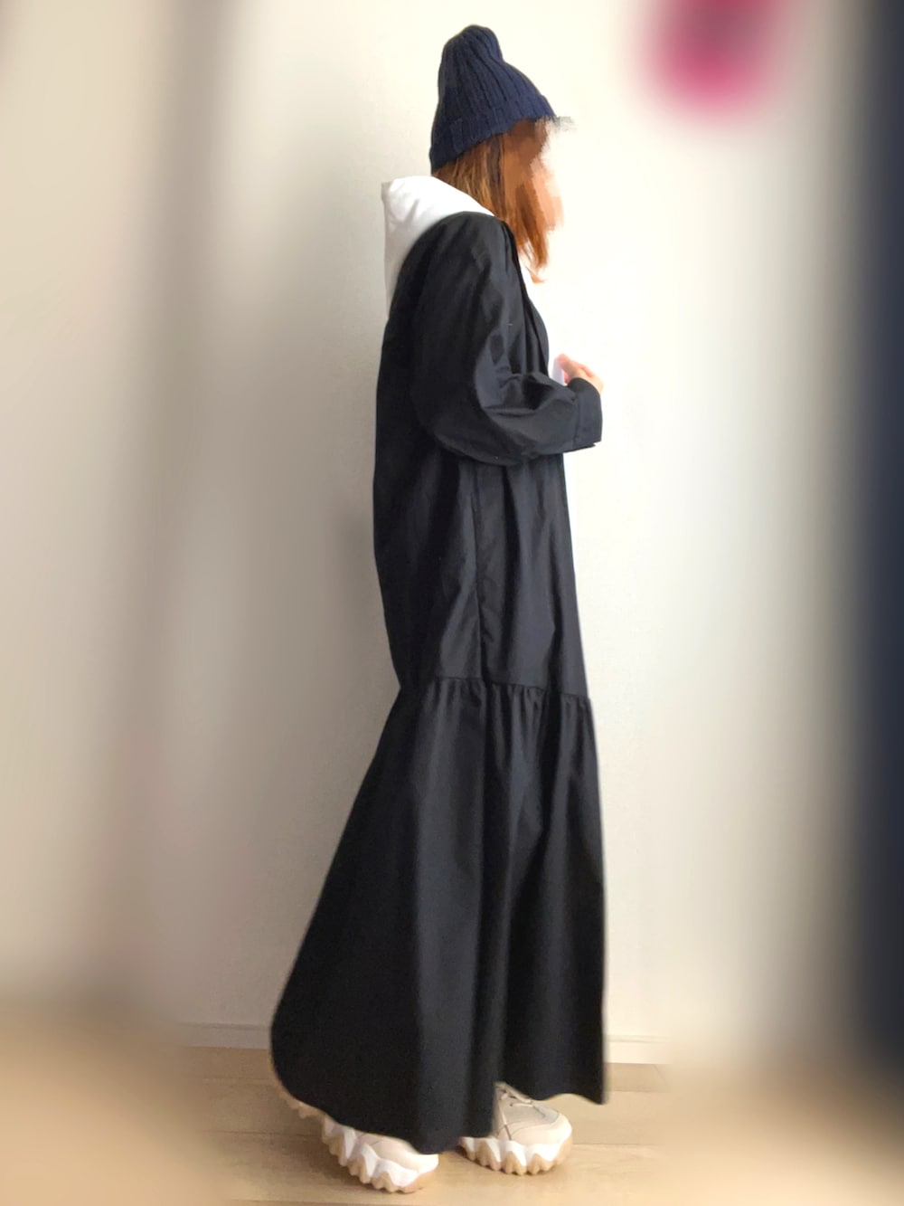 ブラック系のシャツワンピース、ホワイト系のパーカー、ホワイト系のスウェットパンツを着用したレディースの秋コーディネートの3枚目の写真