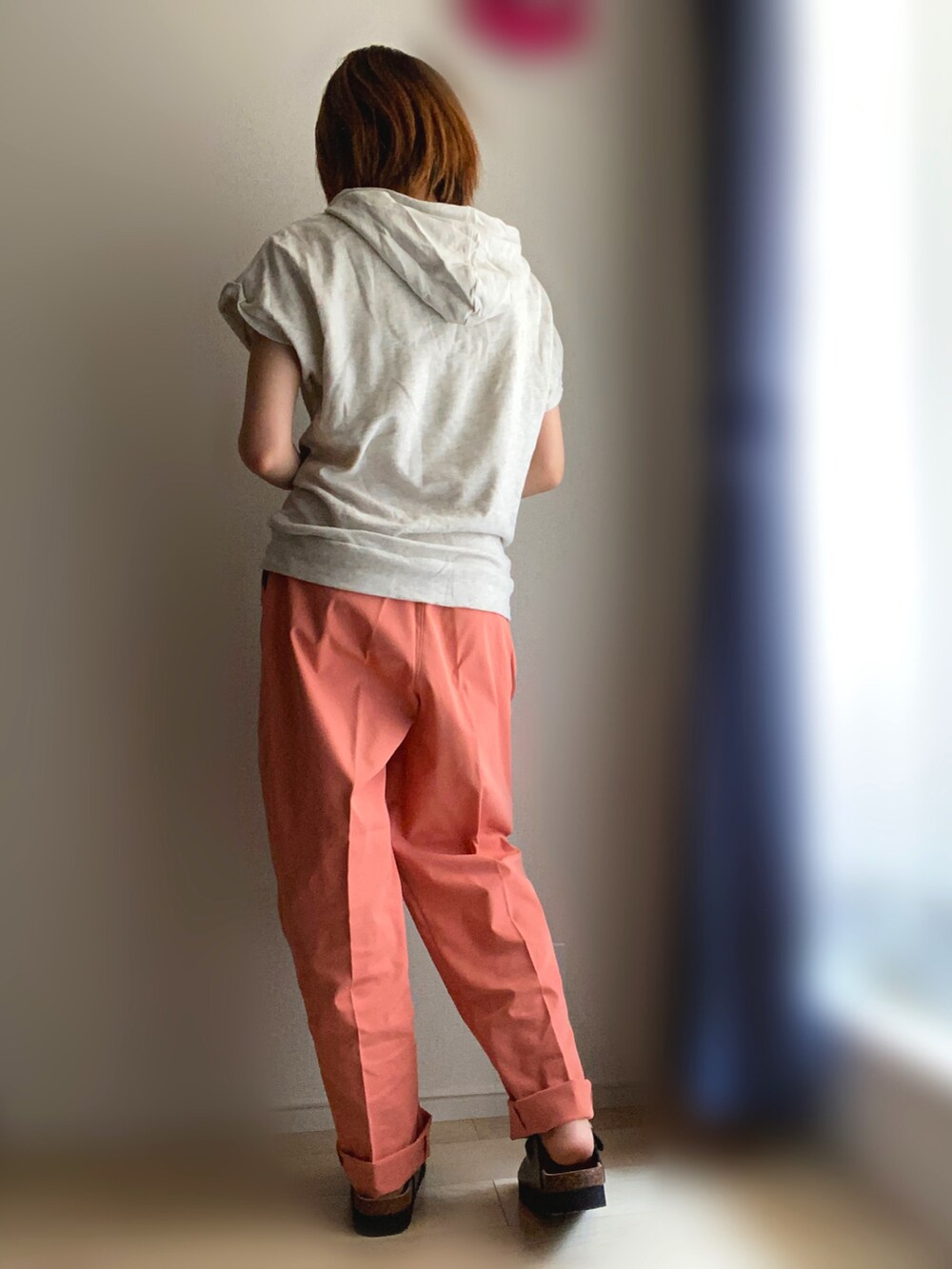 ホワイト系のパーカー、オレンジ系のその他パンツ、ホワイト系のトートバッグを着用したレディースの夏コーディネートの2枚目の写真