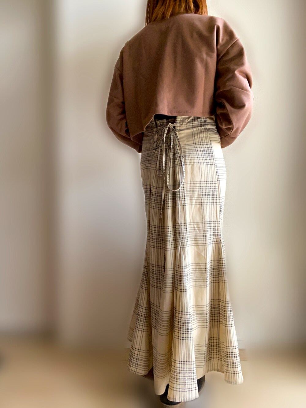 ブラウン系のカーディガン/ボレロ、ホワイト系のスカートを着用したレディースの春コーディネートの3枚目の写真