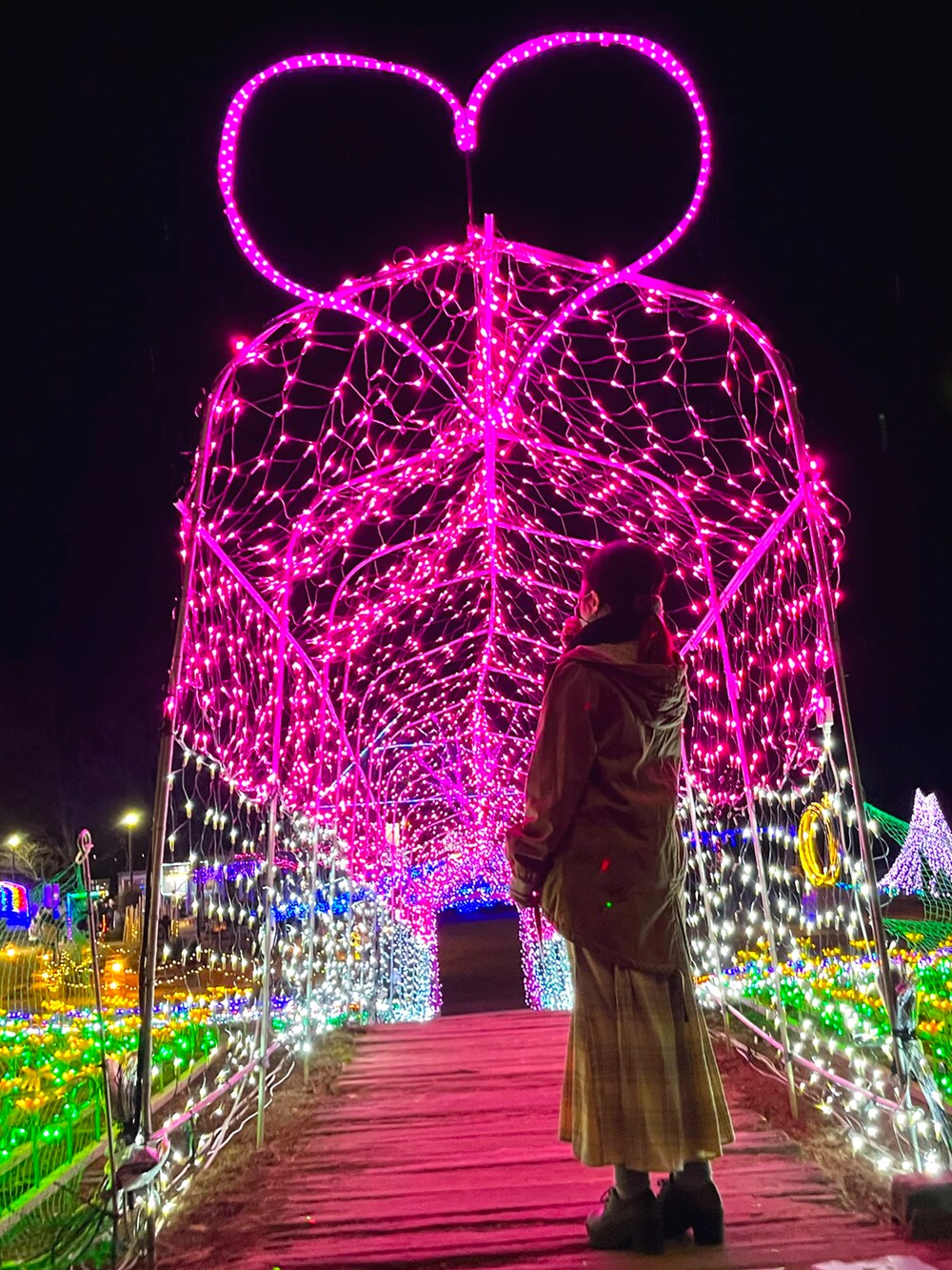 ベージュ系のモッズコート、ホワイト系のスカートを着用したレディースの冬コーディネートの3枚目の写真