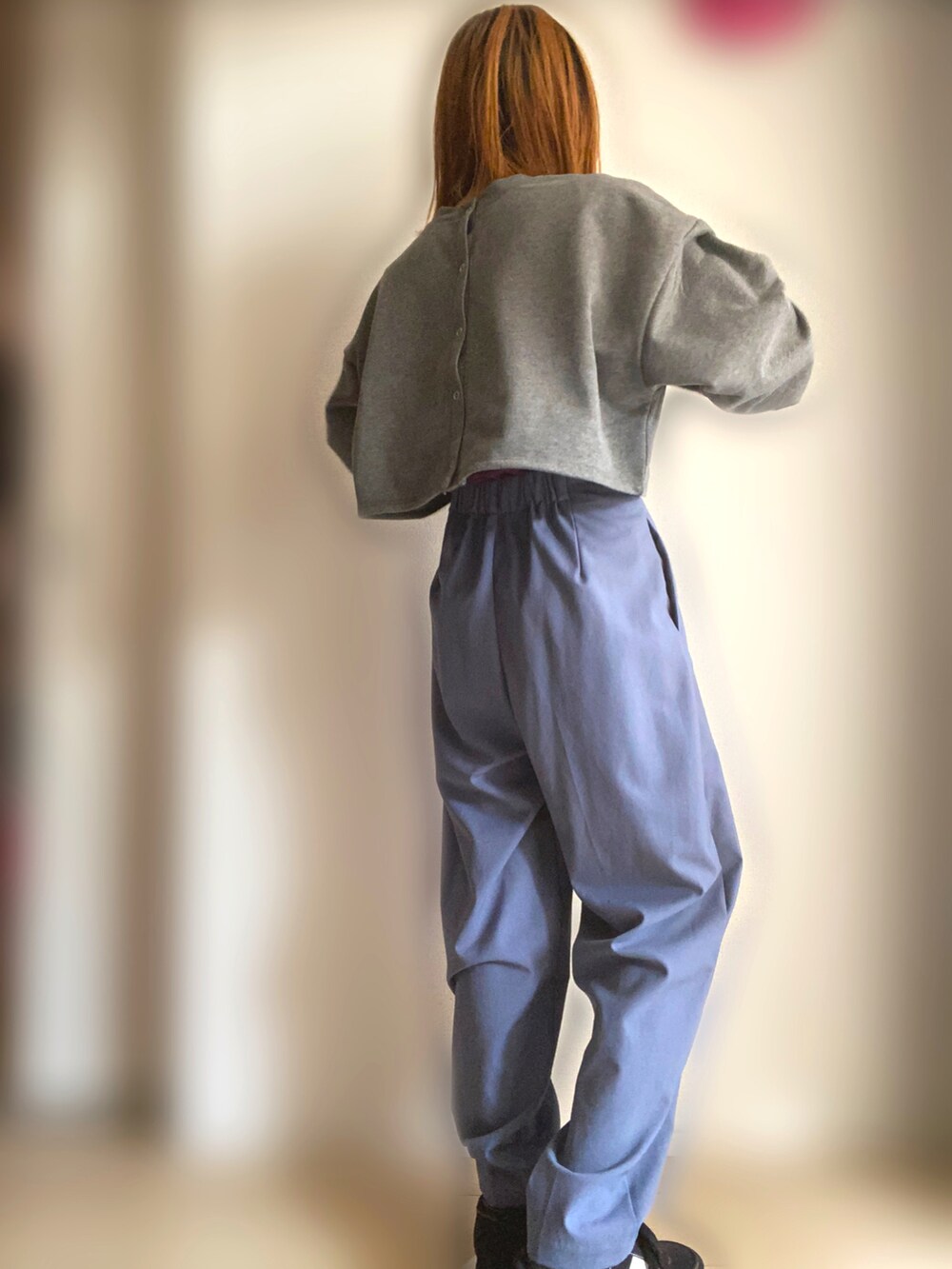 グレー系のカーディガン/ボレロ、ブルー系のその他パンツを着用したレディースの春コーディネートの2枚目の写真