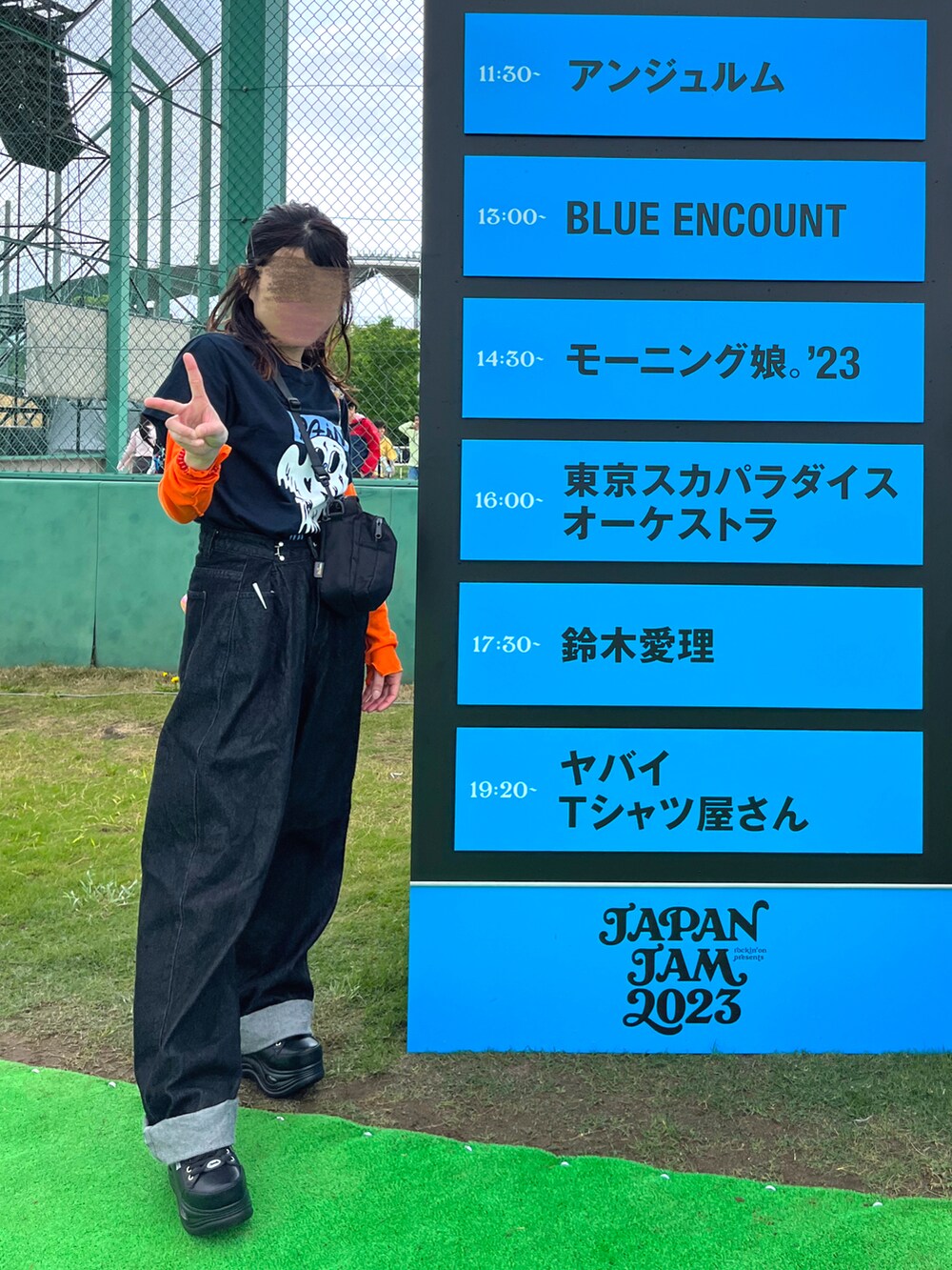 ブラック系のデニムパンツ、ブラック系のスニーカーを着用したレディースの春コーディネートの2枚目の写真