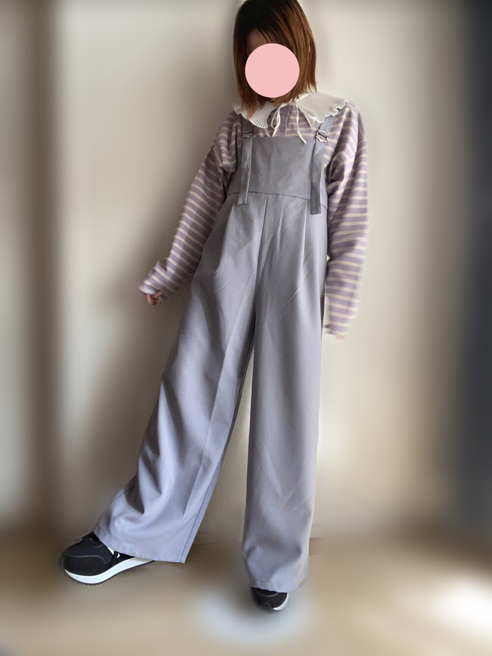 グレー系のサロペット/オーバーオール、ピンク系のカーディガン/ボレロを着用したレディースの春コーディネートの3枚目の写真