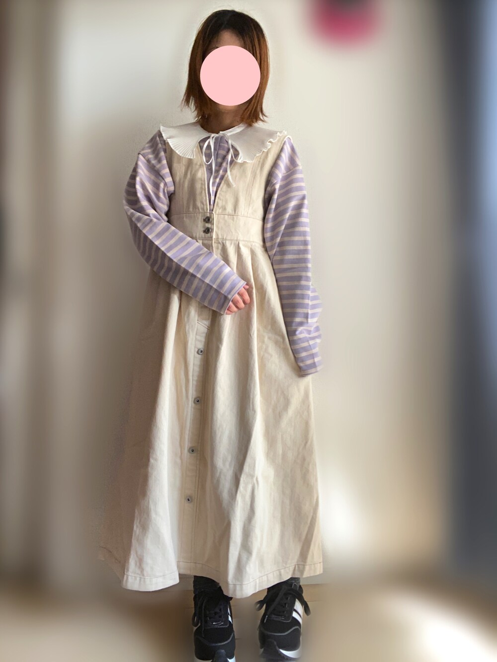 ホワイト系のジャンパースカート、ピンク系のカーディガン/ボレロを着用したレディースの春コーディネートの2枚目の写真