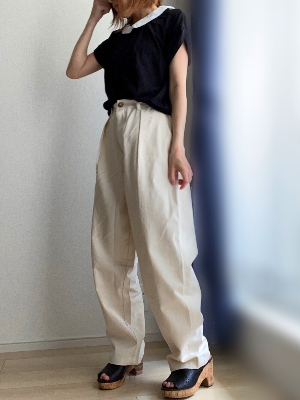 ブラック系のTシャツ/カットソー、ベージュ系のチノパンツを着用したレディースの夏コーディネートの2枚目の写真