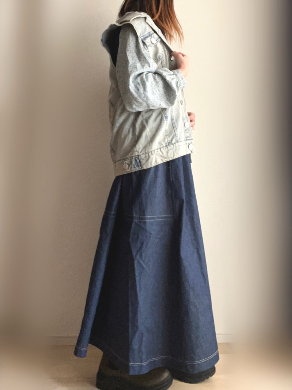 ブルー系のワンピース、グリーン系のブーツ、グリーン系のシャツ/ブラウスを着用したレディースの春コーディネートの3枚目の写真