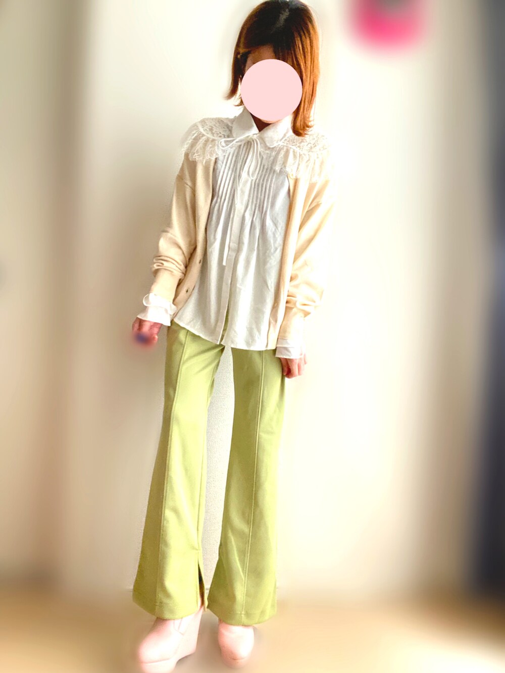 ホワイト系のシャツ/ブラウス、ホワイト系のカーディガン/ボレロ、グリーン系のその他パンツを着用したレディースの春コーディネートの2枚目の写真