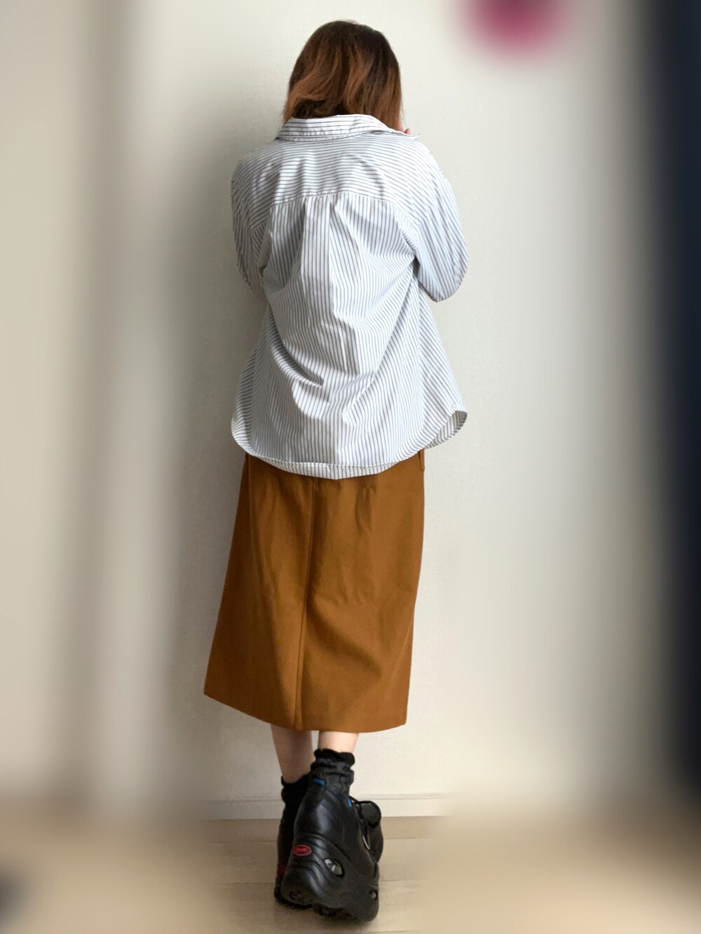 ブラック系のTシャツ/カットソー、ホワイト系のシャツ/ブラウス、ブラウン系のスカートを着用したレディースの秋コーディネートの3枚目の写真
