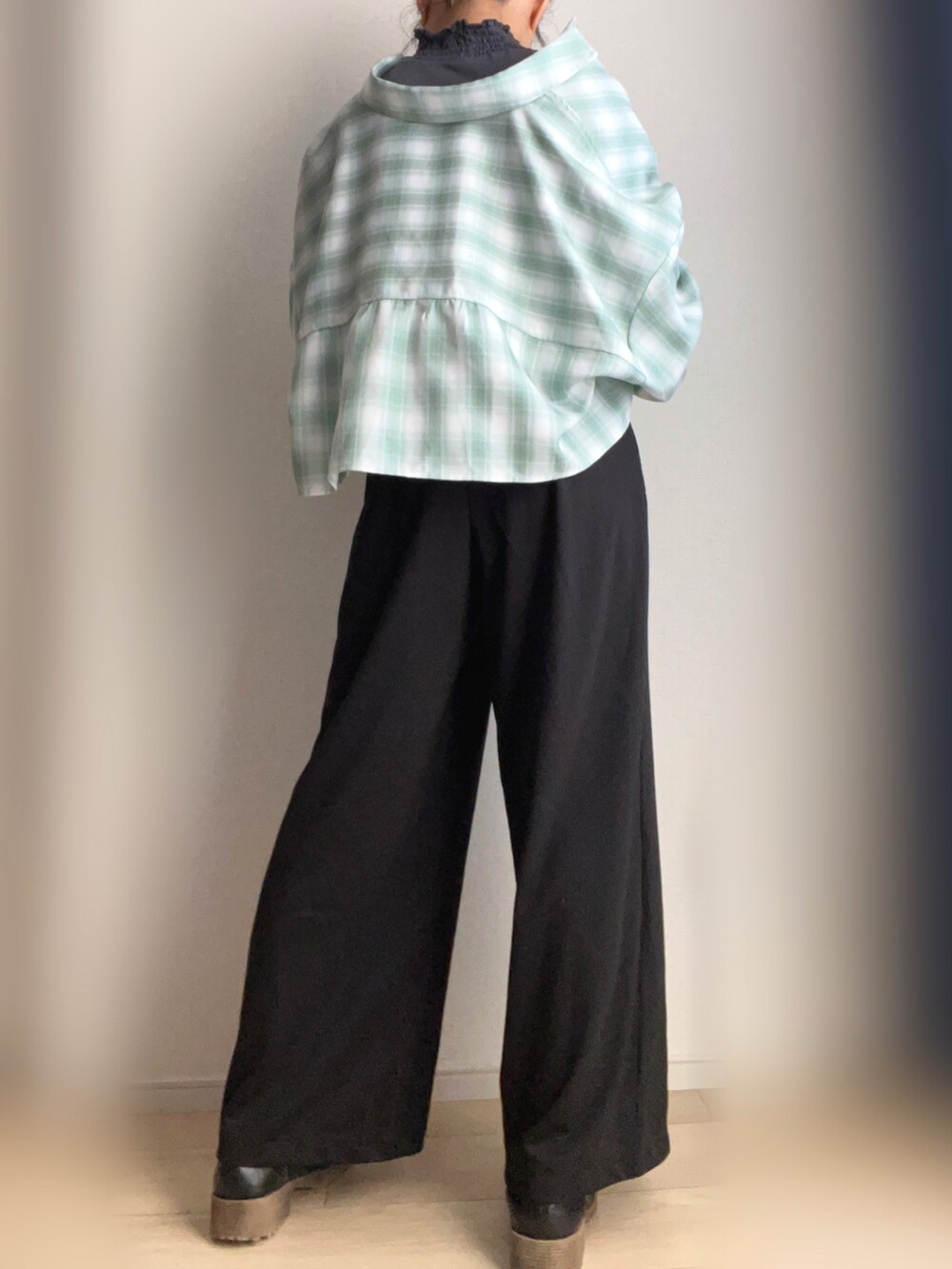 グリーン系のシャツ/ブラウス、ブラック系のスラックスを着用したレディースの春コーディネートの3枚目の写真