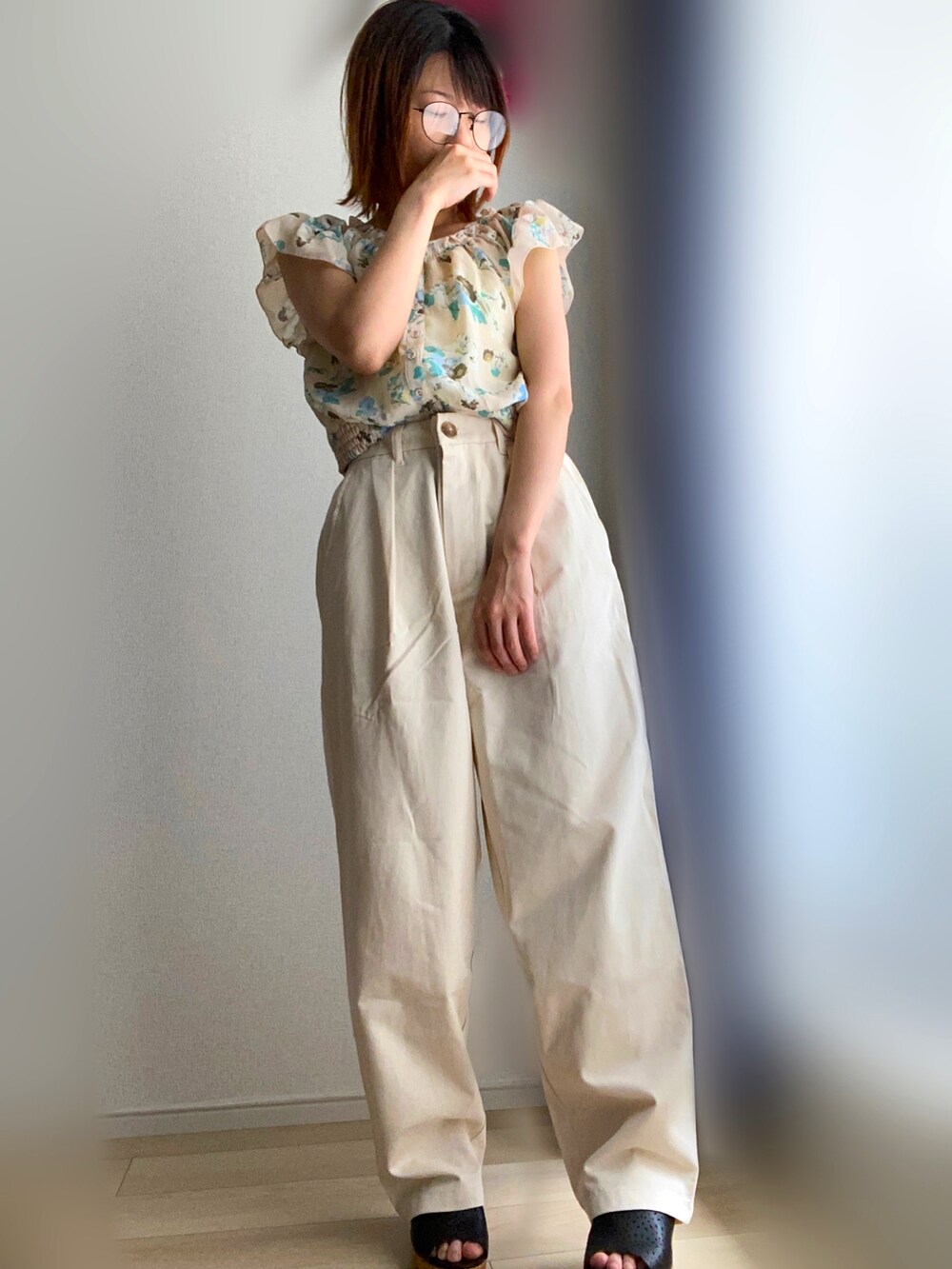 ベージュ系のシャツ/ブラウス、ベージュ系のチノパンツを着用したレディースの夏コーディネートの3枚目の写真