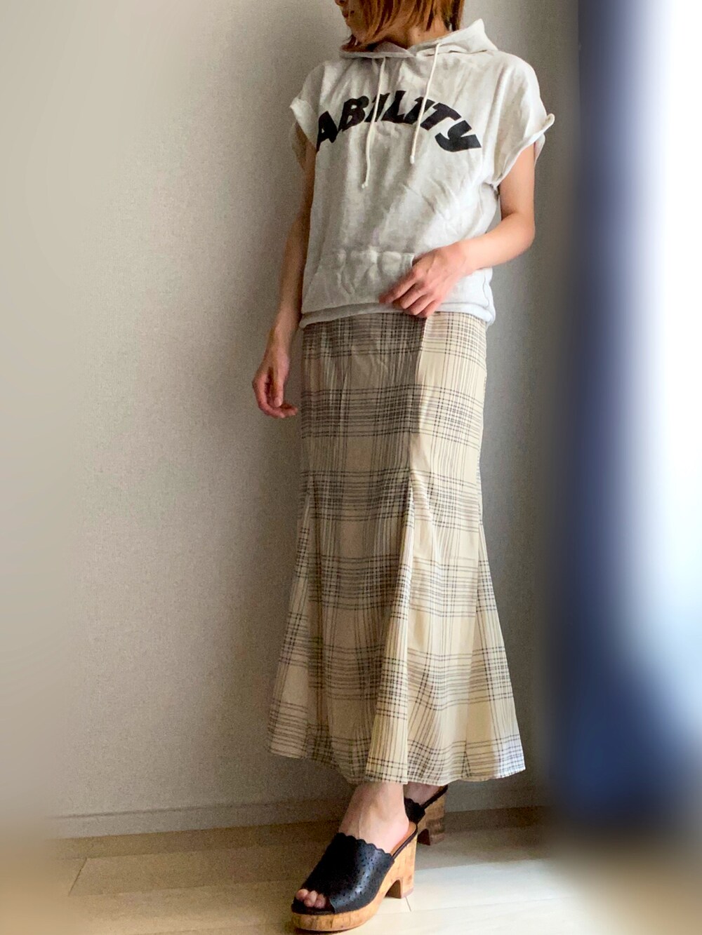 ホワイト系のパーカー、ホワイト系のスカートを着用したレディースの夏コーディネートの2枚目の写真