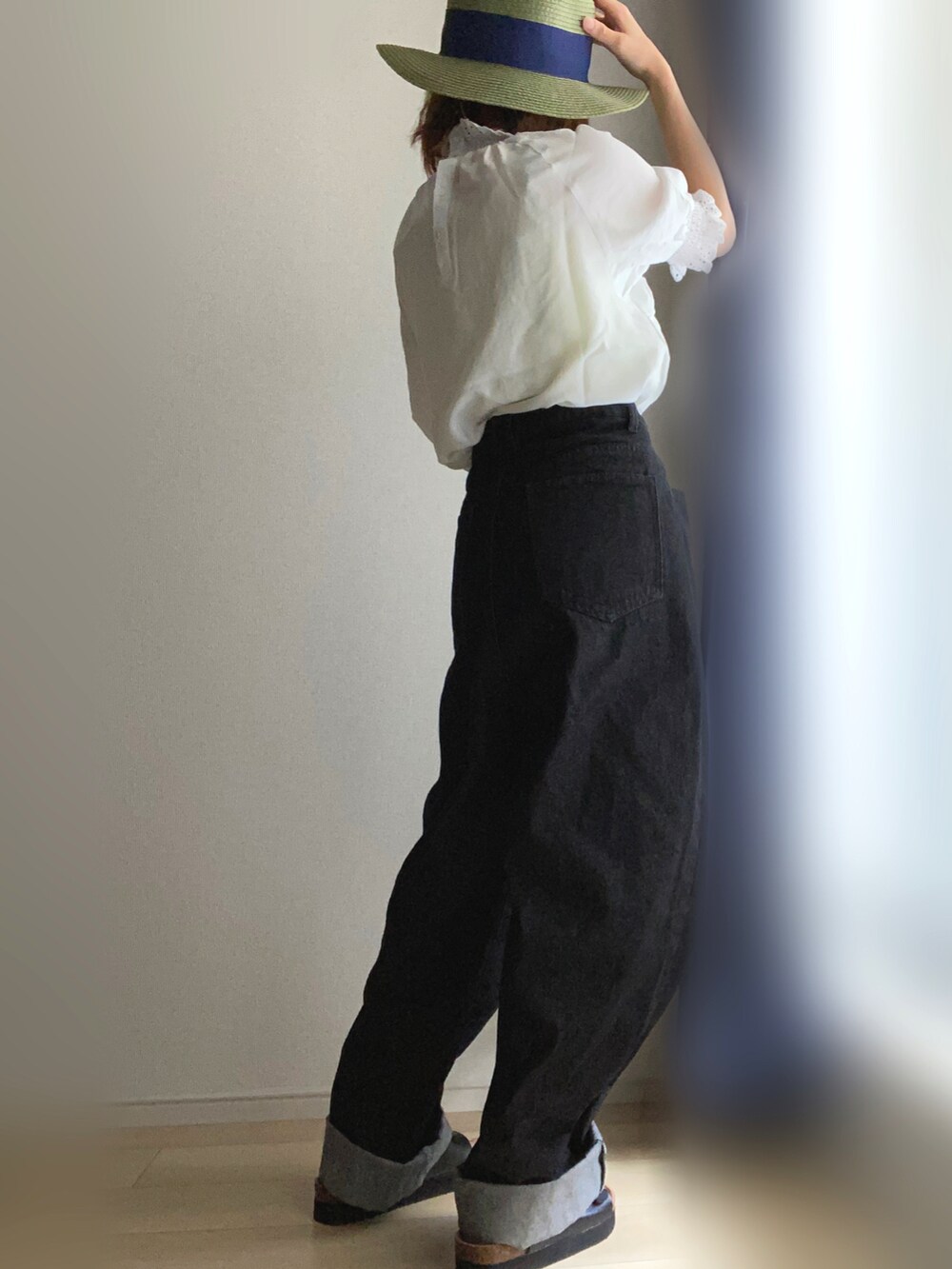 ホワイト系のシャツ/ブラウス、ブラック系のデニムパンツ、グリーン系のハットを着用したレディースの夏コーディネートの2枚目の写真