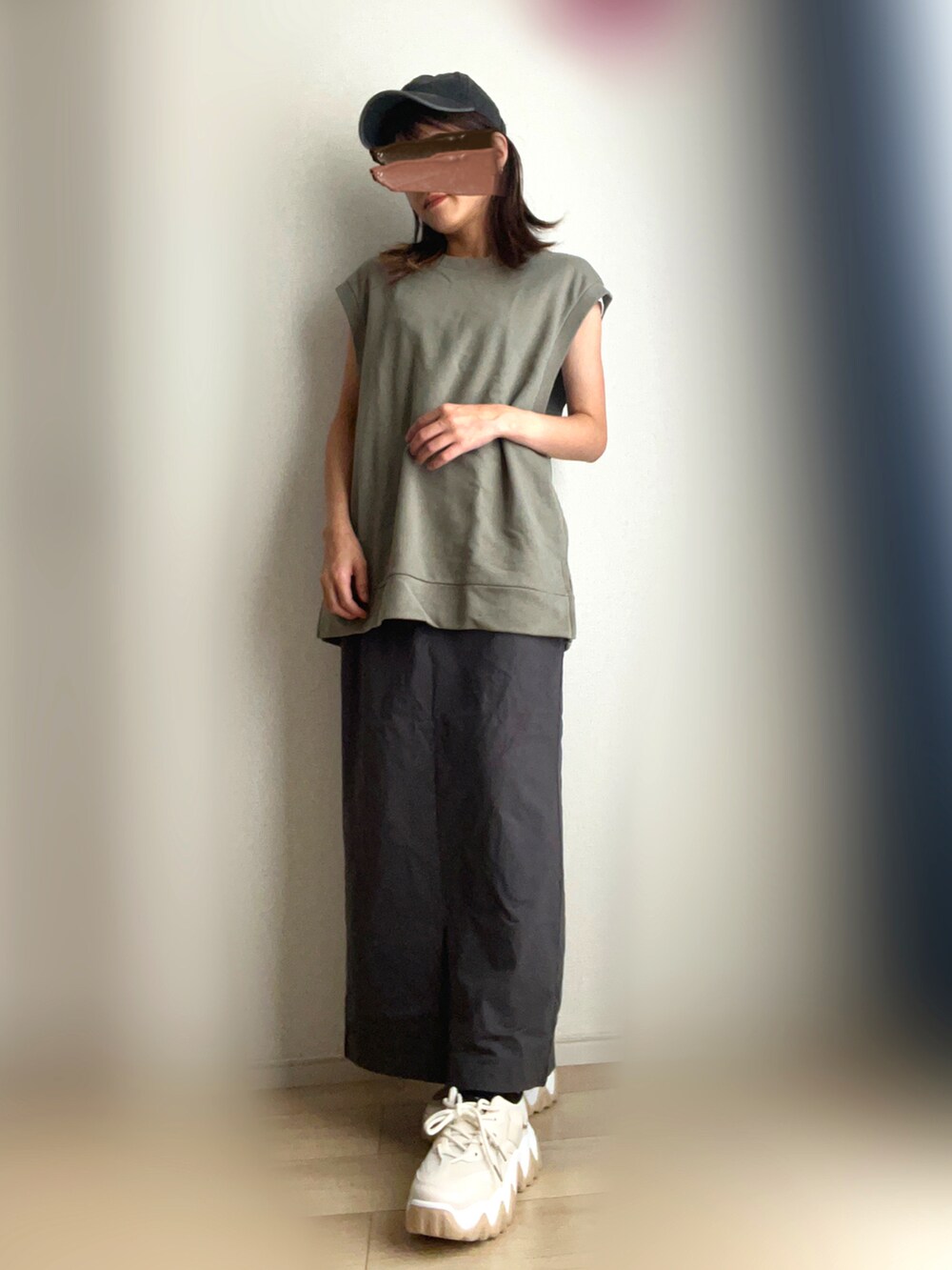 ベージュ系のスニーカー、グリーン系のTシャツ/カットソー、グレー系のスカートを着用したレディースの秋コーディネートの2枚目の写真