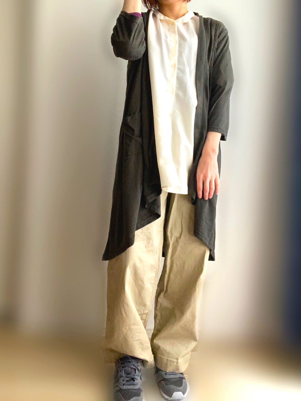 ベージュ系のチノパンツ、グレー系のスニーカー、グリーン系のカーディガン/ボレロを着用したレディースの春コーディネートの2枚目の写真