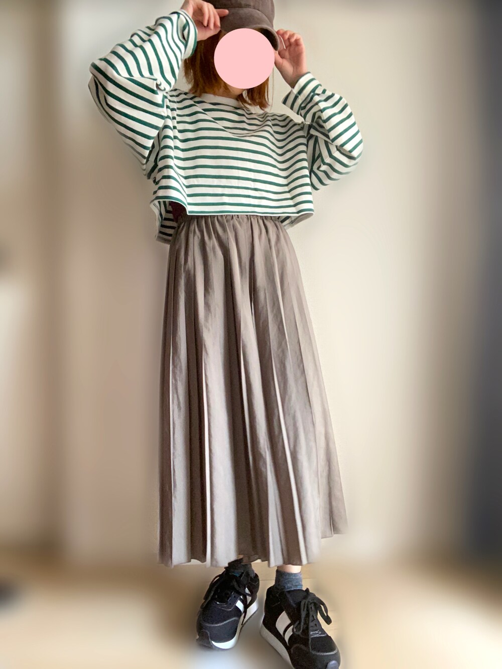 ピンク系のカーディガン/ボレロ、グリーン系のその他パンツを着用したレディースの春コーディネートの2枚目の写真