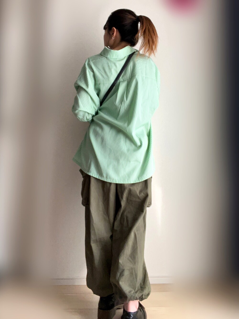 グリーン系のシャツ/ブラウス、ブラック系のショルダーバッグ、グリーン系のカーゴパンツを着用したレディースの春コーディネートの2枚目の写真