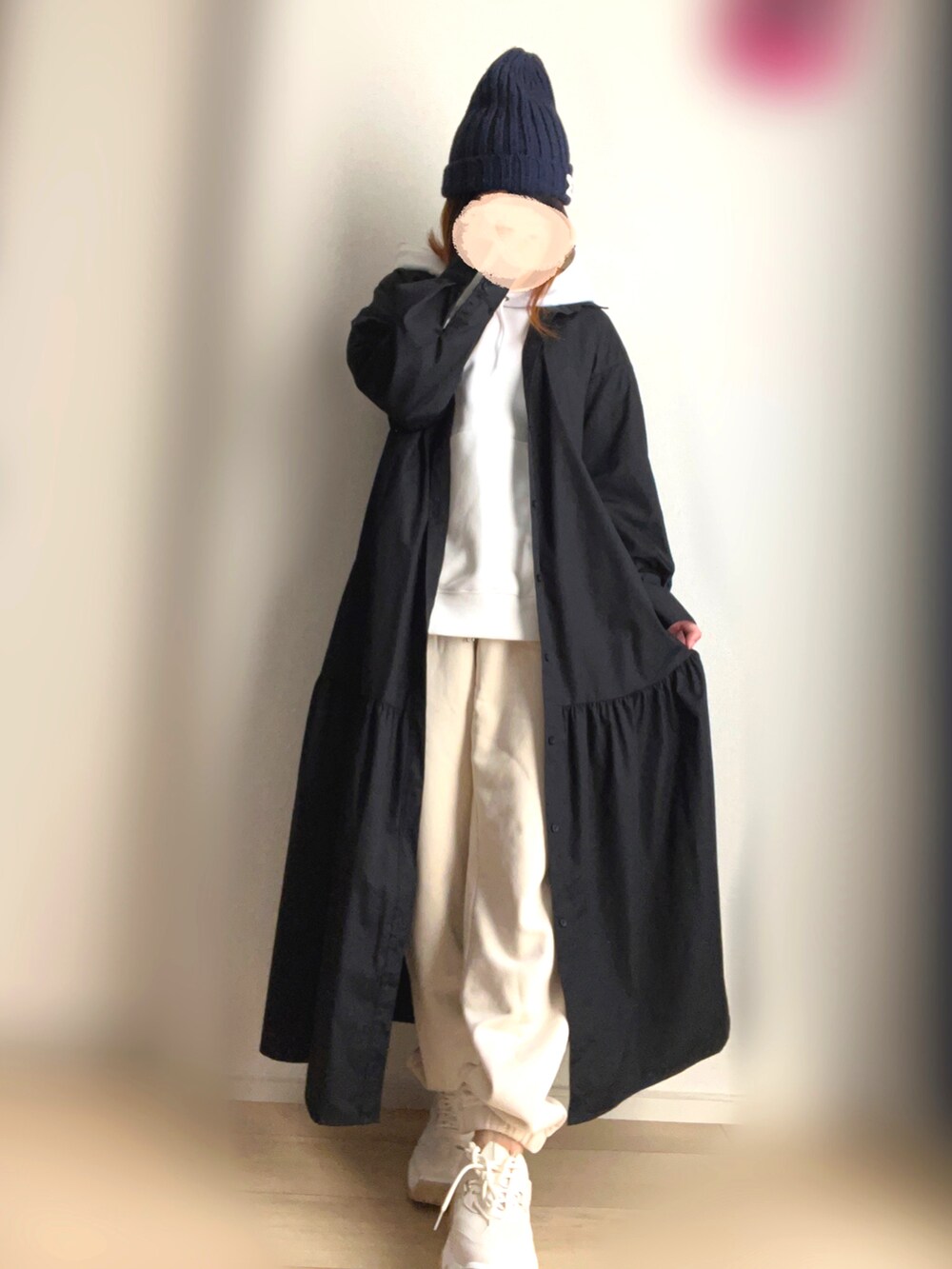 ブラック系のシャツワンピース、ホワイト系のパーカー、ホワイト系のスウェットパンツを着用したレディースの秋コーディネートの2枚目の写真