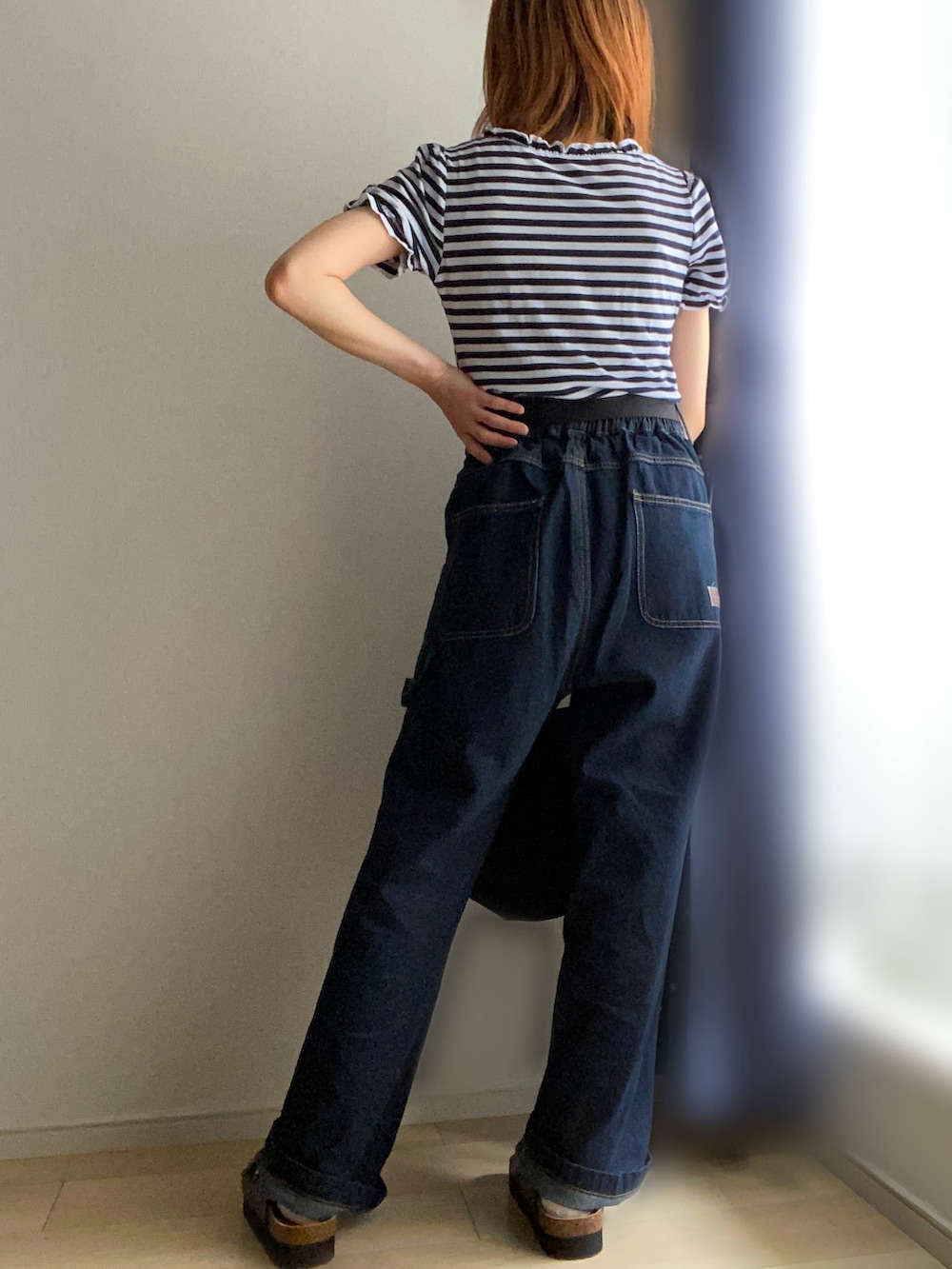 ブルー系のTシャツ/カットソー、ブルー系のデニムパンツ、ブラック系のトートバッグを着用したレディースの夏コーディネートの4枚目の写真