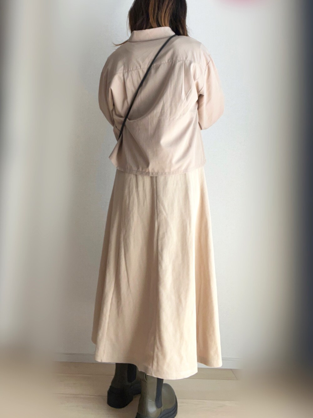 ベージュ系のシャツ/ブラウス、ベージュ系のワンピース、グリーン系のブーツを着用したレディースの春コーディネートの4枚目の写真