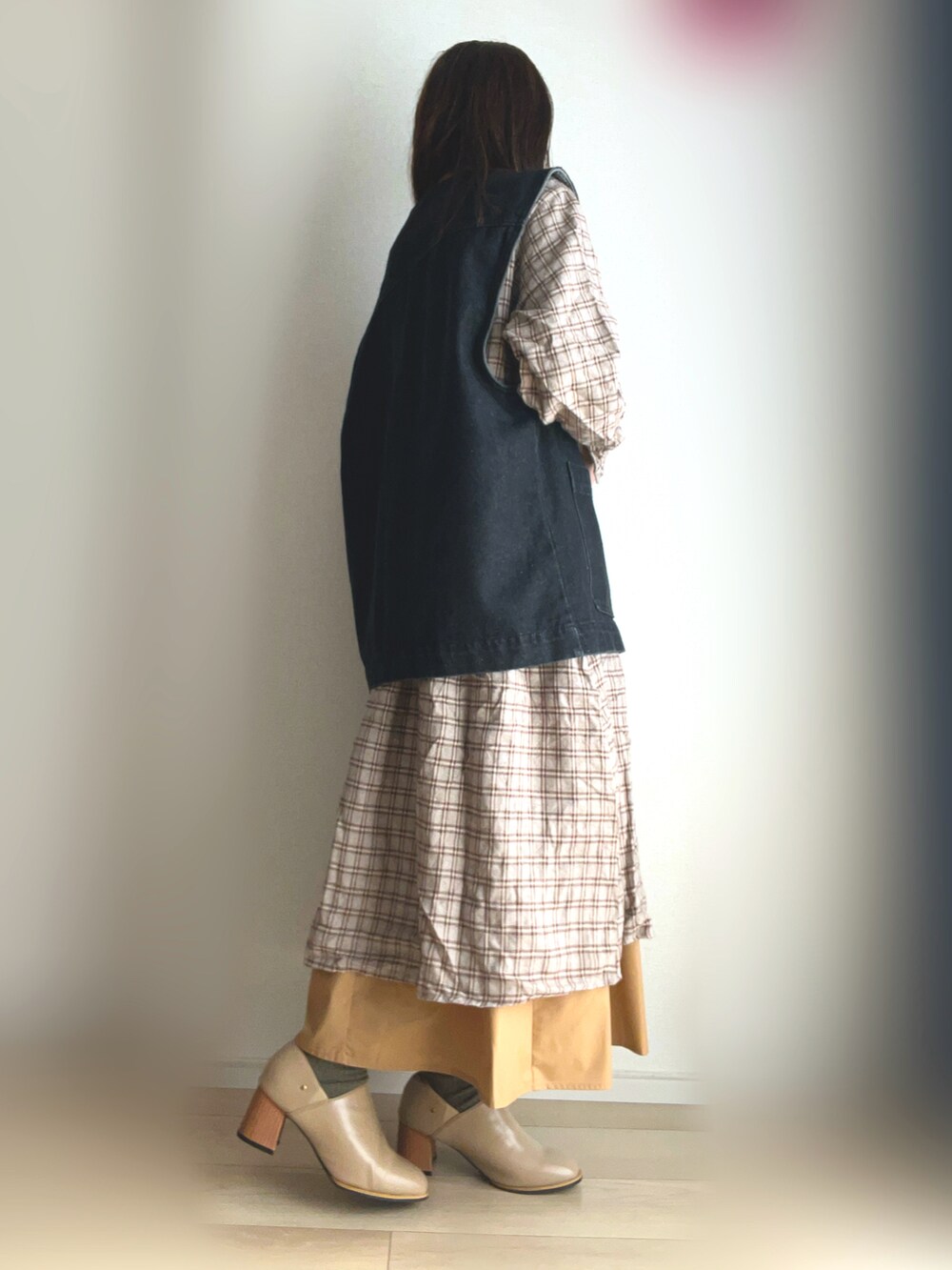 ブラック系のベスト、ベージュ系のスカート、ベージュ系のシャツ/ブラウスを着用したレディースの秋コーディネートの2枚目の写真