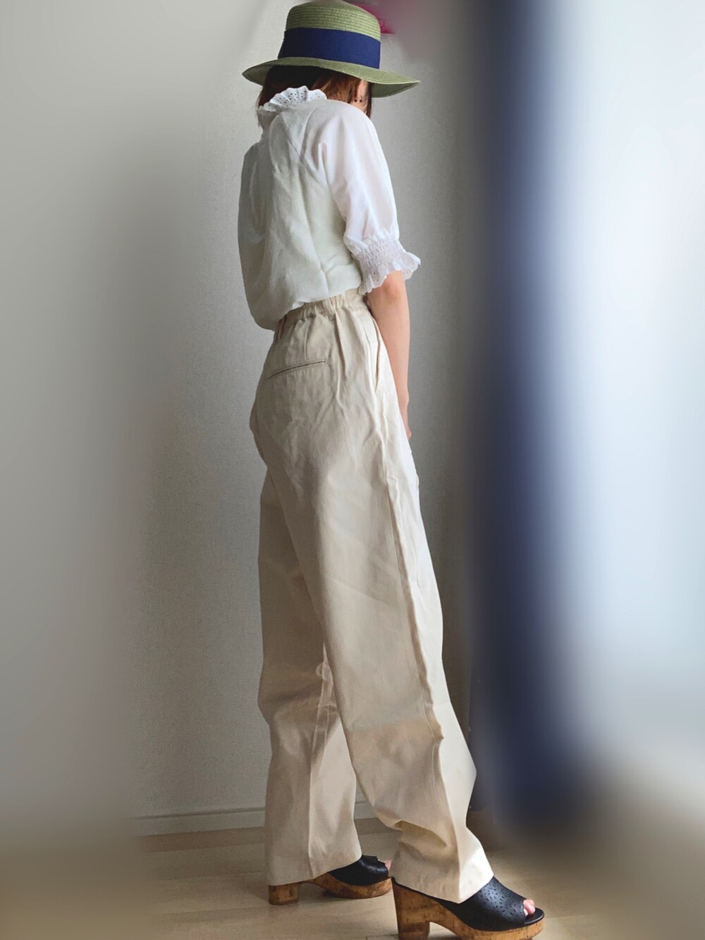 ホワイト系のシャツ/ブラウス、ベージュ系のチノパンツ、グリーン系のハットを着用したレディースの夏コーディネートの3枚目の写真