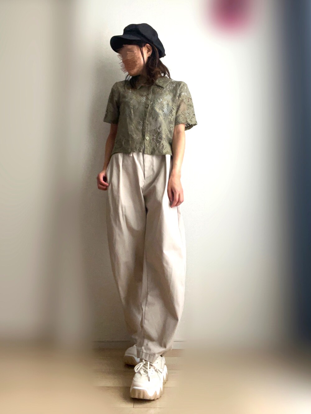 グリーン系のカーディガン/ボレロ、ベージュ系のチノパンツ、ベージュ系のスニーカーを着用したレディースの秋コーディネートの2枚目の写真