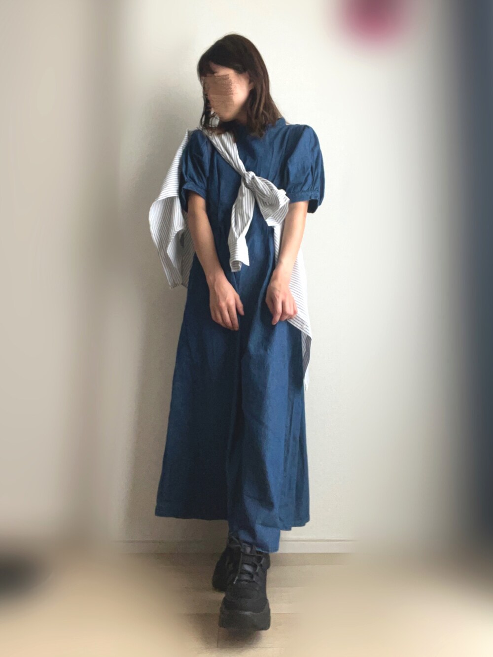 ブルー系のワンピース、ホワイト系のシャツ/ブラウス、ブラック系のスニーカーを着用したレディースの秋コーディネートの2枚目の写真