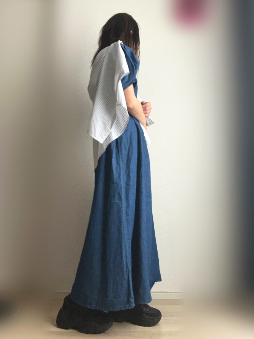 ブルー系のワンピース、ホワイト系のシャツ/ブラウス、ブラック系のスニーカーを着用したレディースの秋コーディネートの3枚目の写真