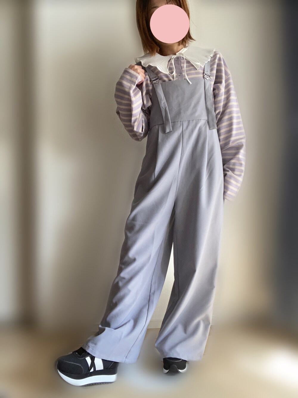 グレー系のサロペット/オーバーオール、ピンク系のカーディガン/ボレロを着用したレディースの春コーディネートの2枚目の写真