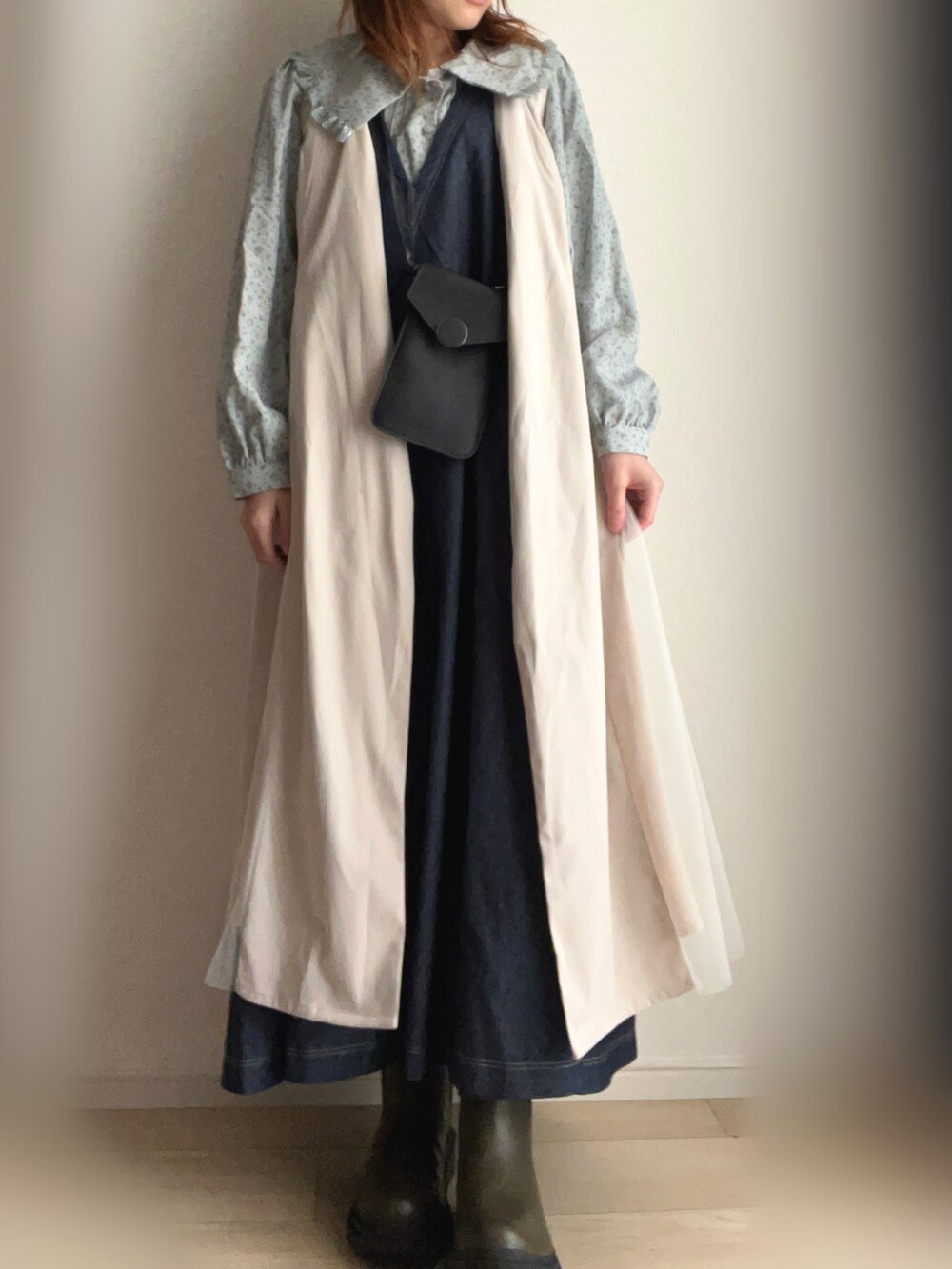 グリーン系のシャツ/ブラウス、ブルー系のワンピース、ベージュ系のベストを着用したレディースの春コーディネートの2枚目の写真