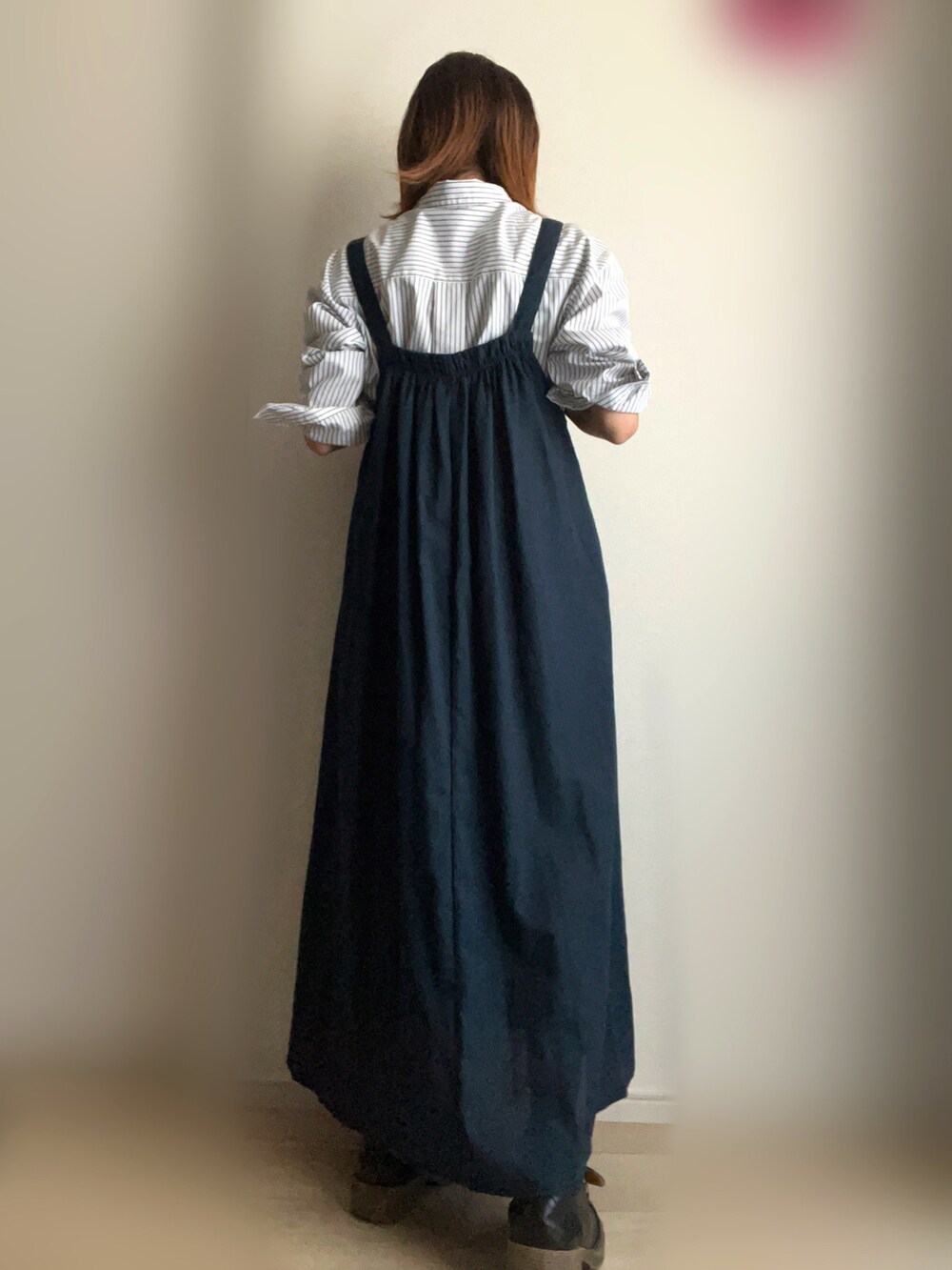 ホワイト系のシャツ/ブラウス、ブルー系のジャンパースカートを着用したレディースの秋コーディネートの2枚目の写真