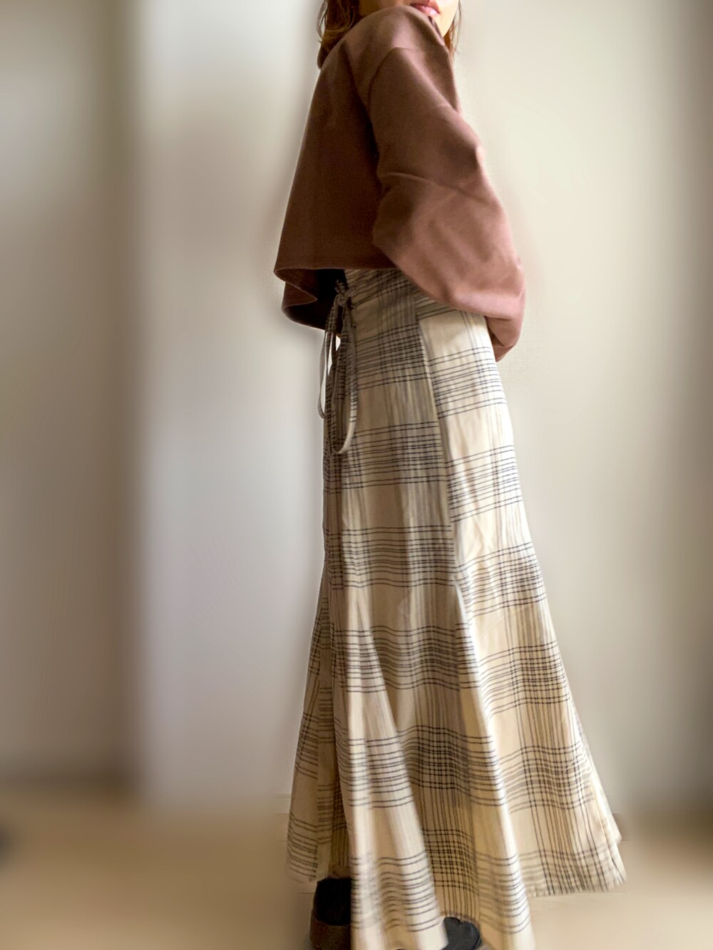 ブラウン系のカーディガン/ボレロ、ホワイト系のスカートを着用したレディースの春コーディネートの2枚目の写真