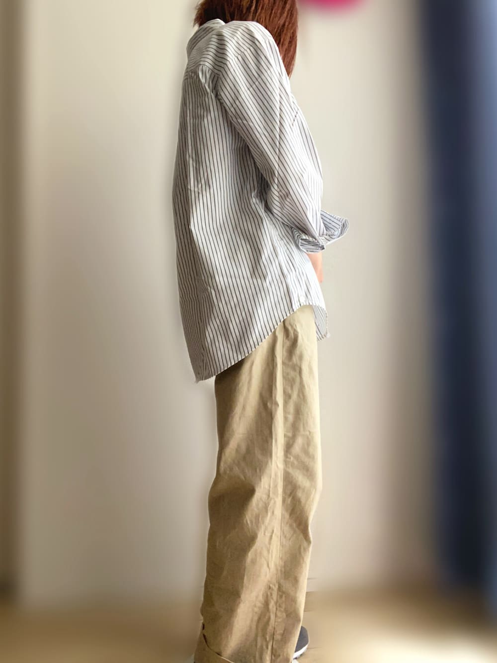 ホワイト系のシャツ/ブラウス、ベージュ系のチノパンツ、グレー系のスニーカーを着用したレディースの春コーディネートの2枚目の写真