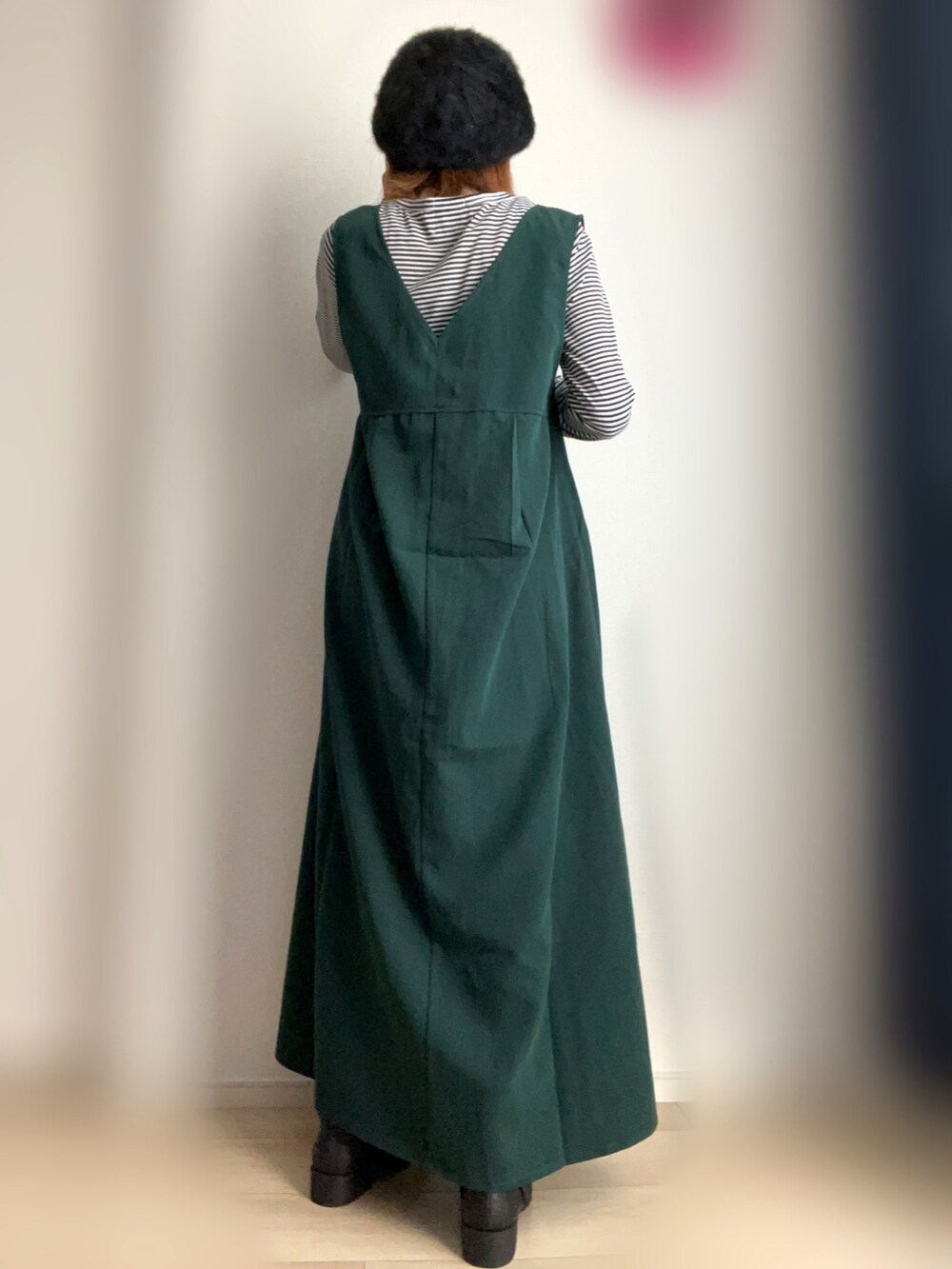 グリーン系のワンピースを着用したレディースの秋コーディネートの2枚目の写真