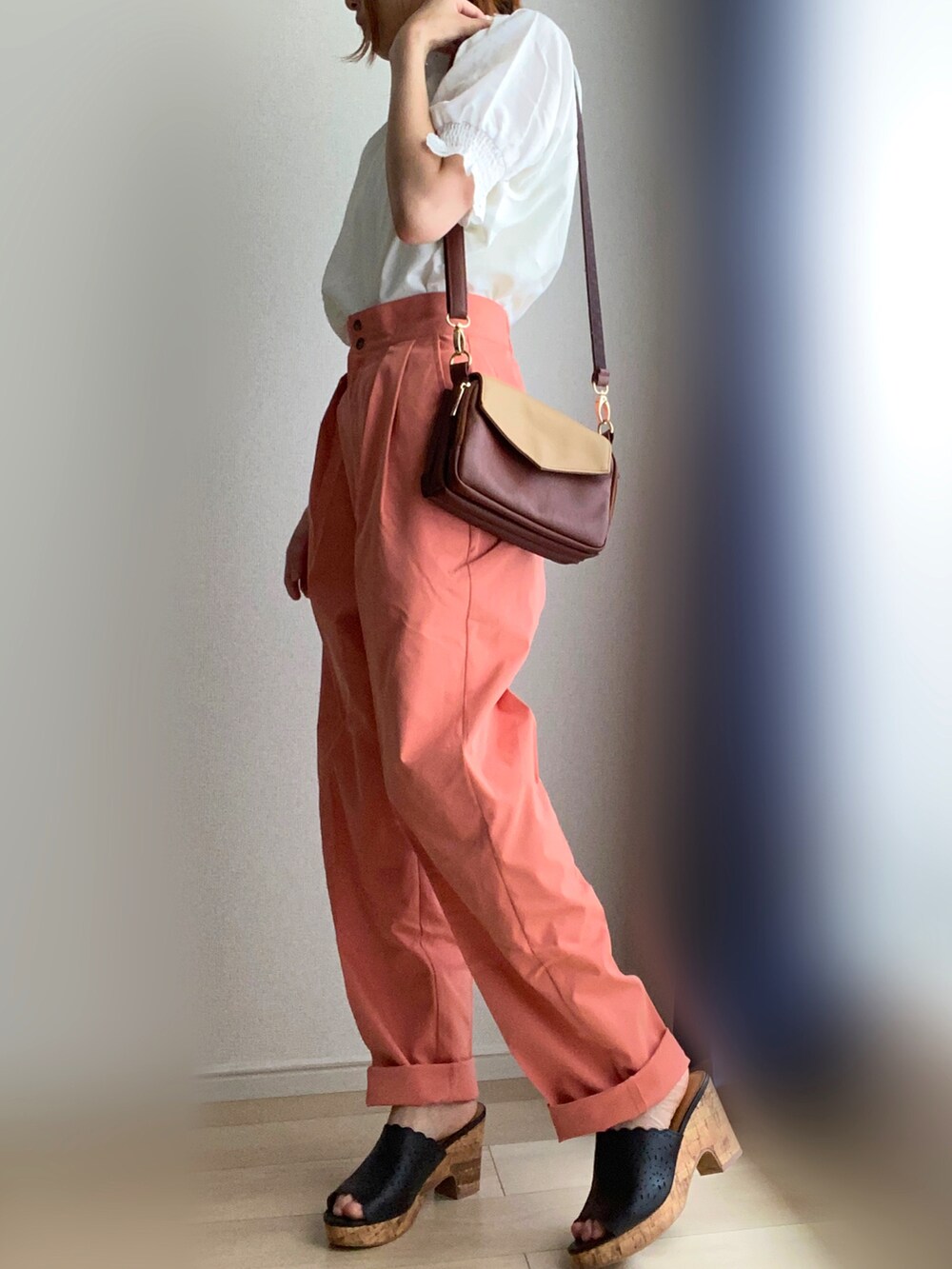 ホワイト系のシャツ/ブラウス、オレンジ系のその他パンツを着用したレディースの夏コーディネートの2枚目の写真