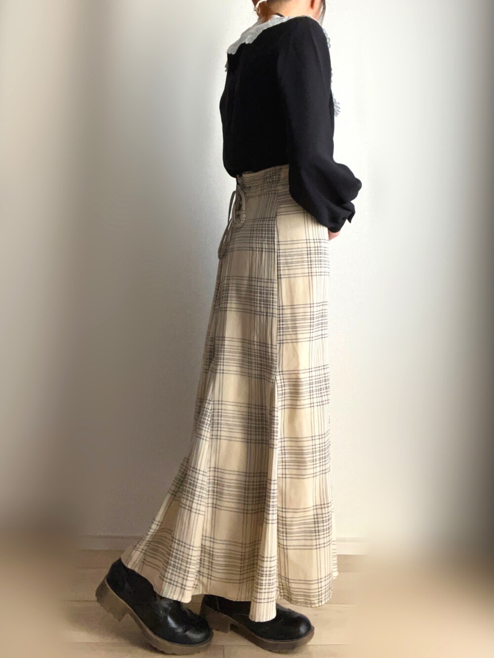 ブラック系のシャツ/ブラウス、ホワイト系のスカートを着用したレディースの秋コーディネートの2枚目の写真