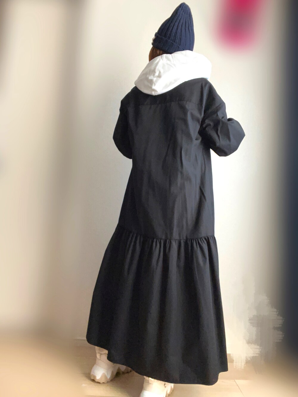 ブラック系のシャツワンピース、ホワイト系のパーカー、ホワイト系のスウェットパンツを着用したレディースの秋コーディネートの4枚目の写真