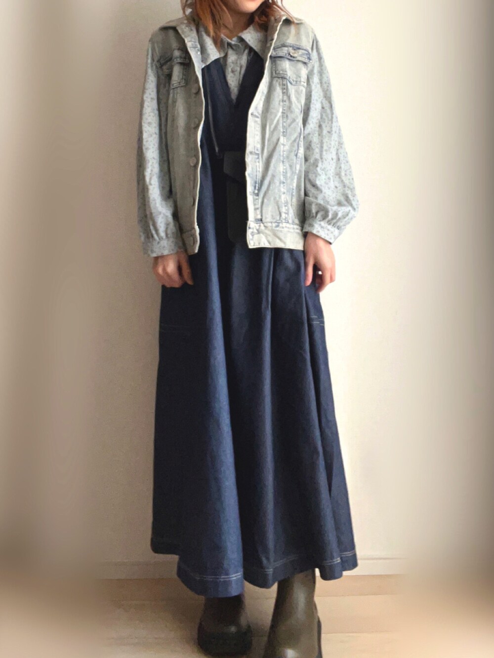 ブルー系のワンピース、グリーン系のブーツ、グリーン系のシャツ/ブラウスを着用したレディースの春コーディネートの2枚目の写真