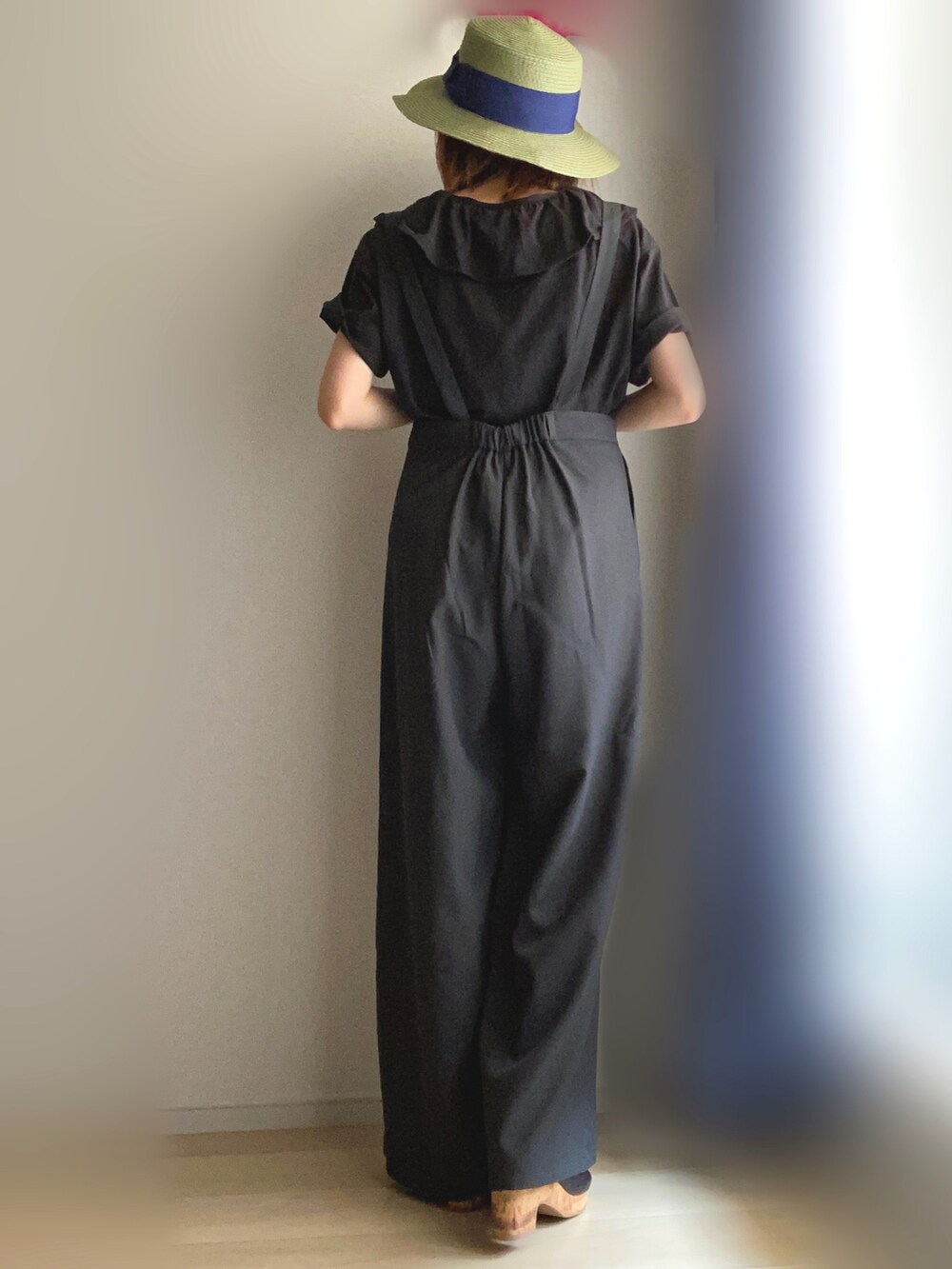 ブラック系のTシャツ/カットソー、ブラック系のサロペット/オーバーオール、グリーン系のハットを着用したレディースの夏コーディネートの2枚目の写真