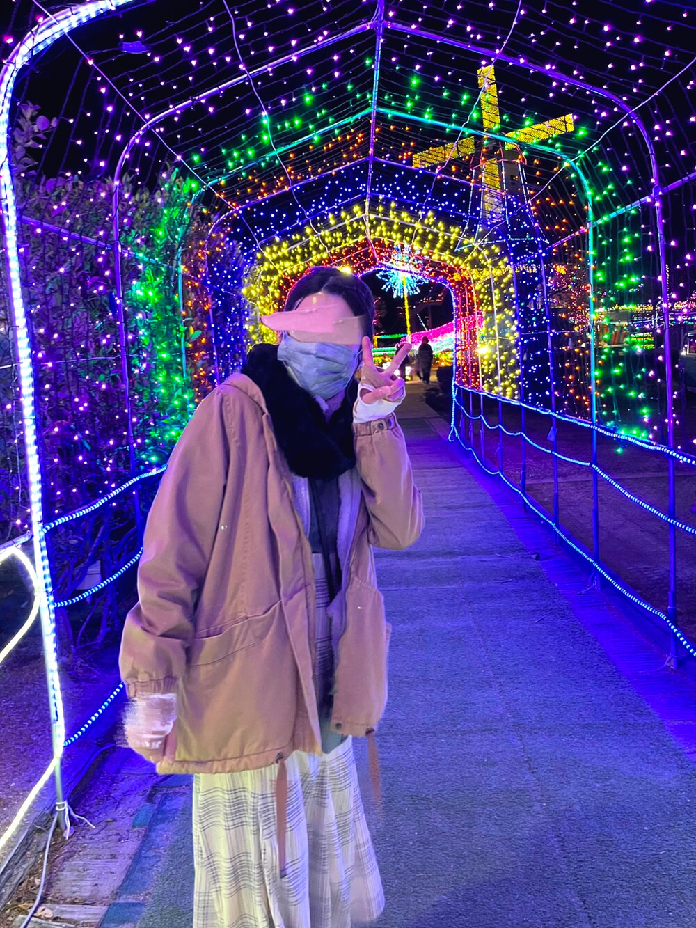 ベージュ系のモッズコート、ホワイト系のスカートを着用したレディースの冬コーディネートの2枚目の写真