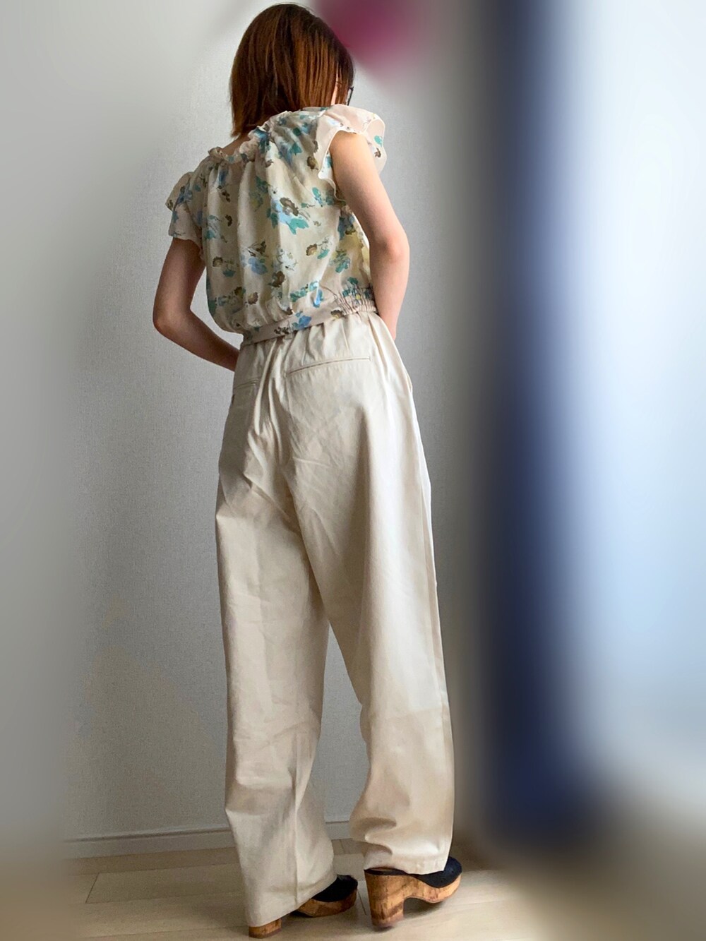 ベージュ系のシャツ/ブラウス、ベージュ系のチノパンツを着用したレディースの夏コーディネートの2枚目の写真