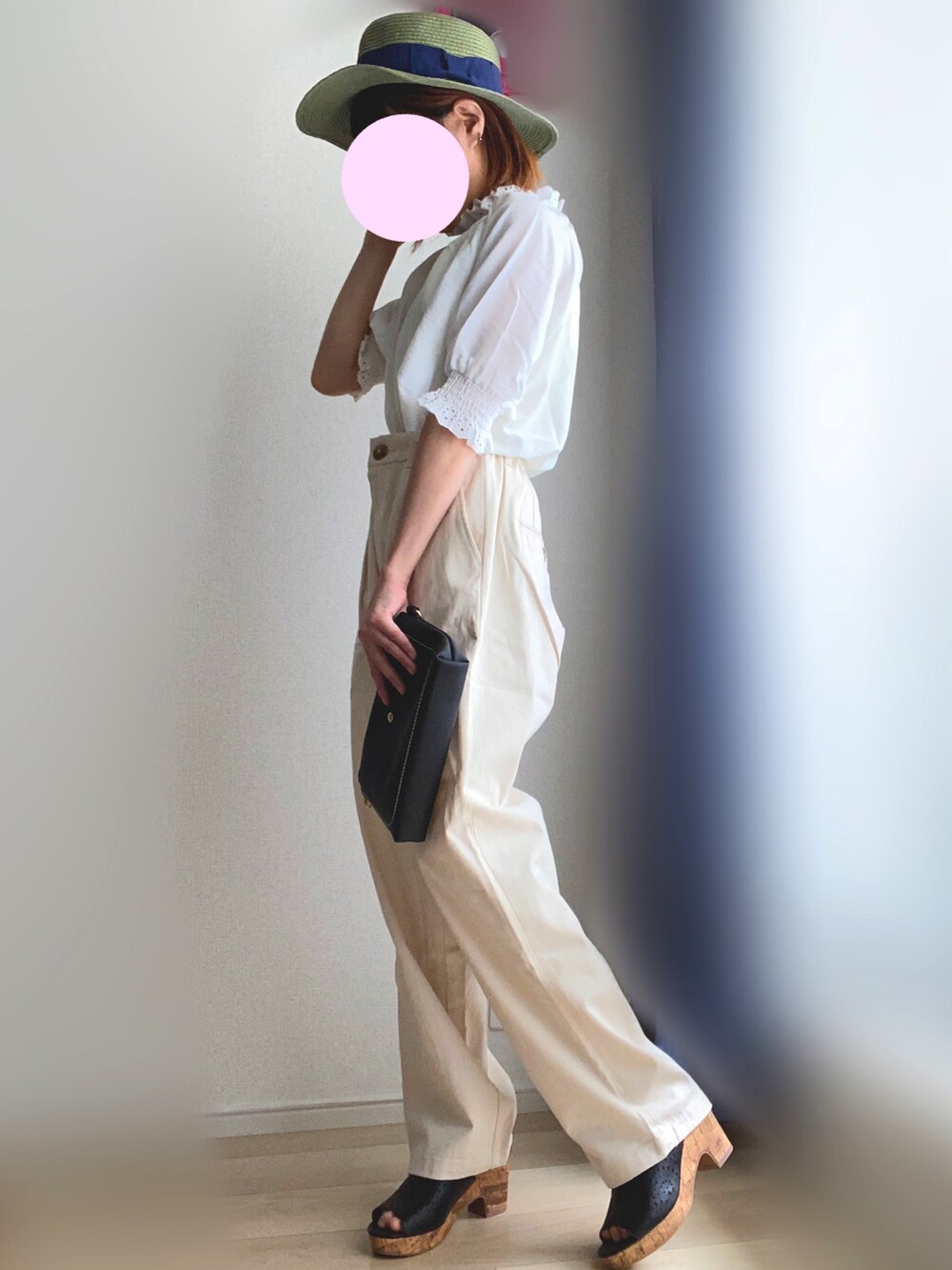 ホワイト系のシャツ/ブラウス、ベージュ系のチノパンツ、グリーン系のハットを着用したレディースの夏コーディネートの2枚目の写真