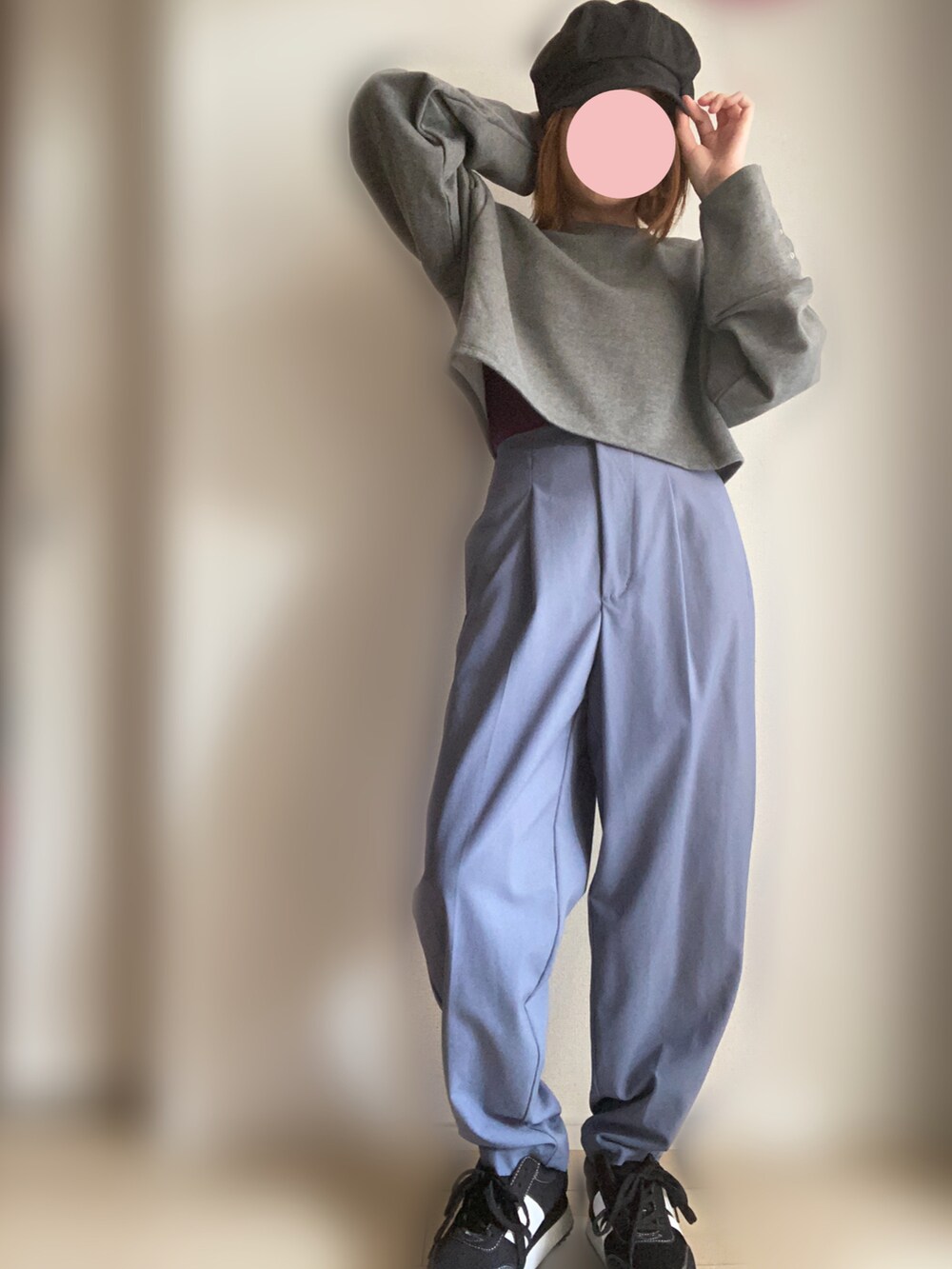 グレー系のカーディガン/ボレロ、ブルー系のその他パンツを着用したレディースの秋コーディネートの2枚目の写真