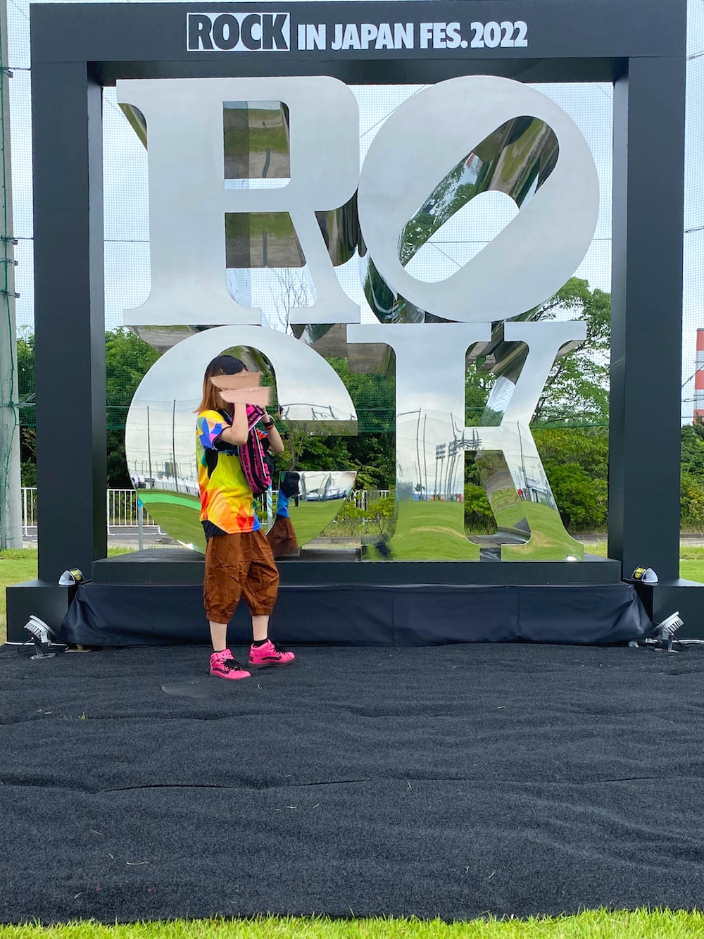 ブラック系のTシャツ/カットソー、ブルー系のデニムパンツ、グレー系のスニーカーを着用したレディースの夏コーディネートの2枚目の写真