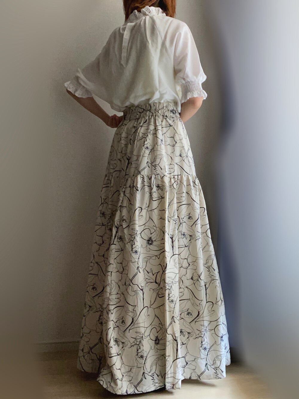 ホワイト系のシャツ/ブラウス、ホワイト系のスカートを着用したレディースの夏コーディネートの2枚目の写真